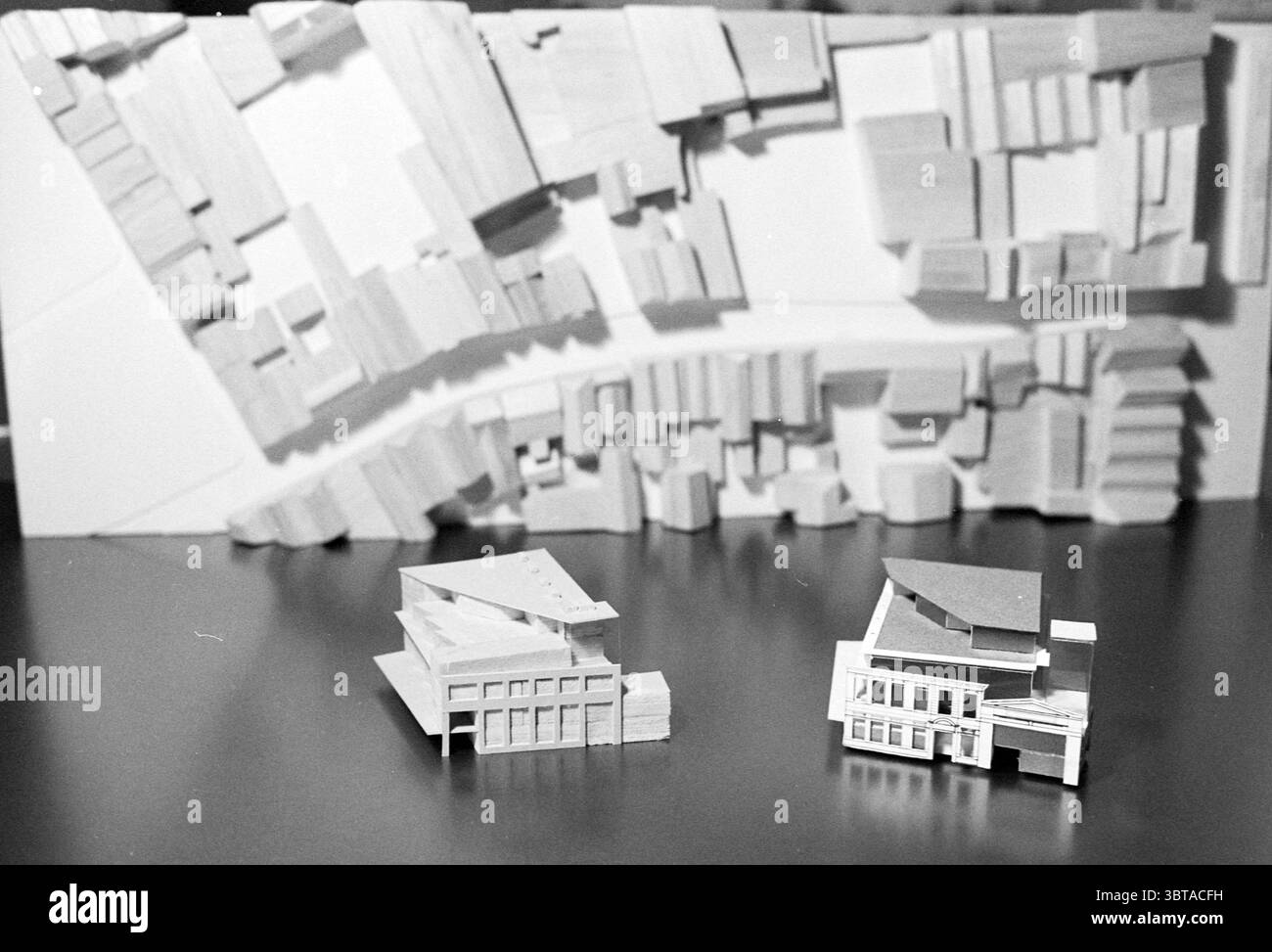 Bâtiment modèle kl. Holyland Haarlem Klein Heiligland pays-Bas, Whizgle News, Dutch Desk, pays-Bas, 1950 - 2000 le 09-03-1993. L'image contient ces rubriques. La scène présente un cadre de modèle architectural détaillé qui captive l'attention du spectateur. Au premier plan, deux maquettes de bâtiments méticuleusement travaillées sont mises en évidence. Ces structures varient dans la conception ; l'une présente une combinaison d'angles vifs et de toits plats, tandis que l'autre possède une façade plus traditionnelle avec des éléments en couches. Leurs surfaces reflètent une texture propre et douce de bois non fini. Derrière t Banque D'Images