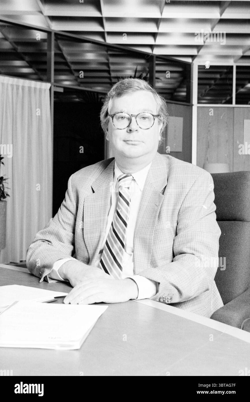 Directeurs SFB (Fonds social pour la construction), Whizgle News, Dutch Desk, pays-Bas, 1950 - 2000 le 17-08-1994. Ces rubriques sont illustrées dans l'image. La scène met en scène un homme d'âge moyen assis à un bureau avec une expression composée. Il porte un costume de couleur claire avec un subtil motif à carreaux, complété par une cravate rayée qui incorpore un mélange de couleurs, ajoutant une touche de personnalité à sa tenue. Les cheveux de l'homme sont légèrement touffus, suggérant un comportement décontracté mais professionnel, et il porte des lunettes rondes qui lui donnent un air d'intellect. Le paramètre semble être un bureau avec un Banque D'Images