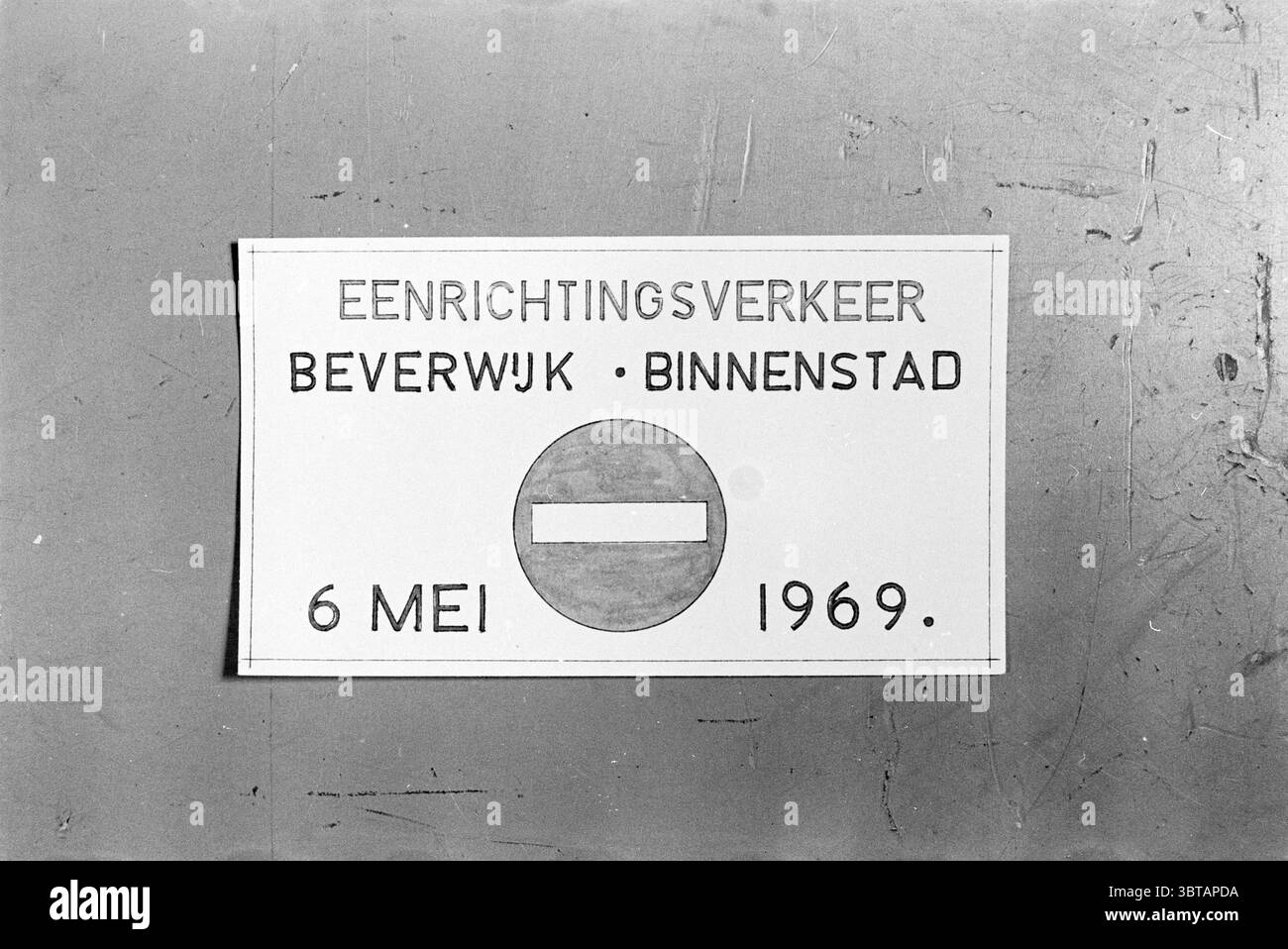Panneaux de signalisation unidirectionnels, Whizgle News, Dutch Desk, pays-Bas, 1950 - 2000 on 10-03-1969. Voici les rubriques de l'image. La scène comporte une carte rectangulaire avec un design simple. L'arrière-plan est principalement blanc, créant un look épuré et minimaliste. Au centre, il y a une forme circulaire audacieuse remplie d'une couleur contrastée, probablement rouge, accompagnée d'une ligne horizontale en travers, symbolisant une restriction ou une interdiction. Autour de ce graphique central se trouvent des détails supplémentaires, suggérant un but formel. La carte a une séparation nette entre le graphique central et t Banque D'Images