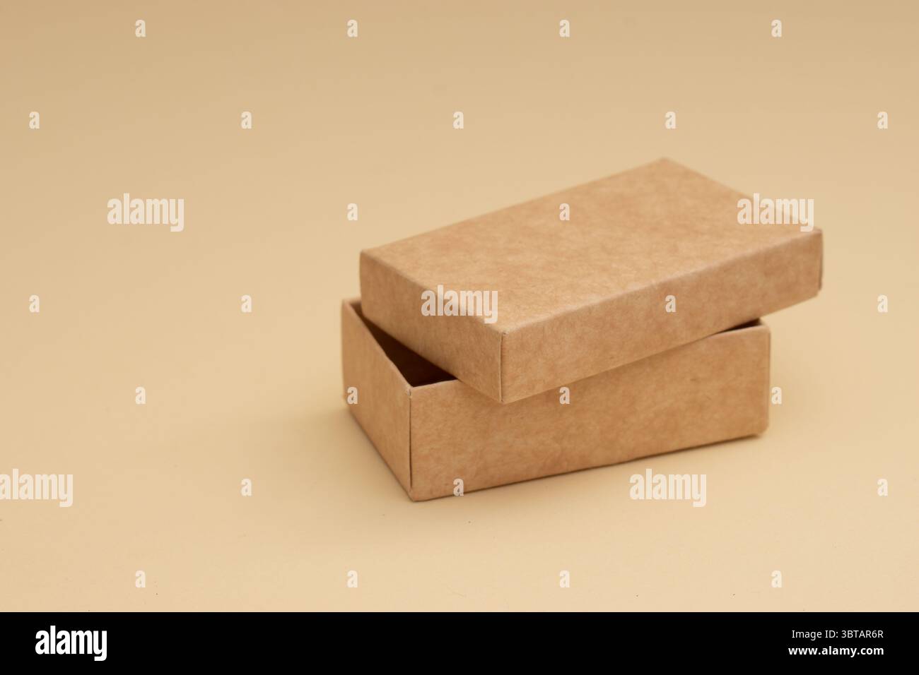 Boîtes en carton écologiques – maquette d’emballage durable Banque D'Images