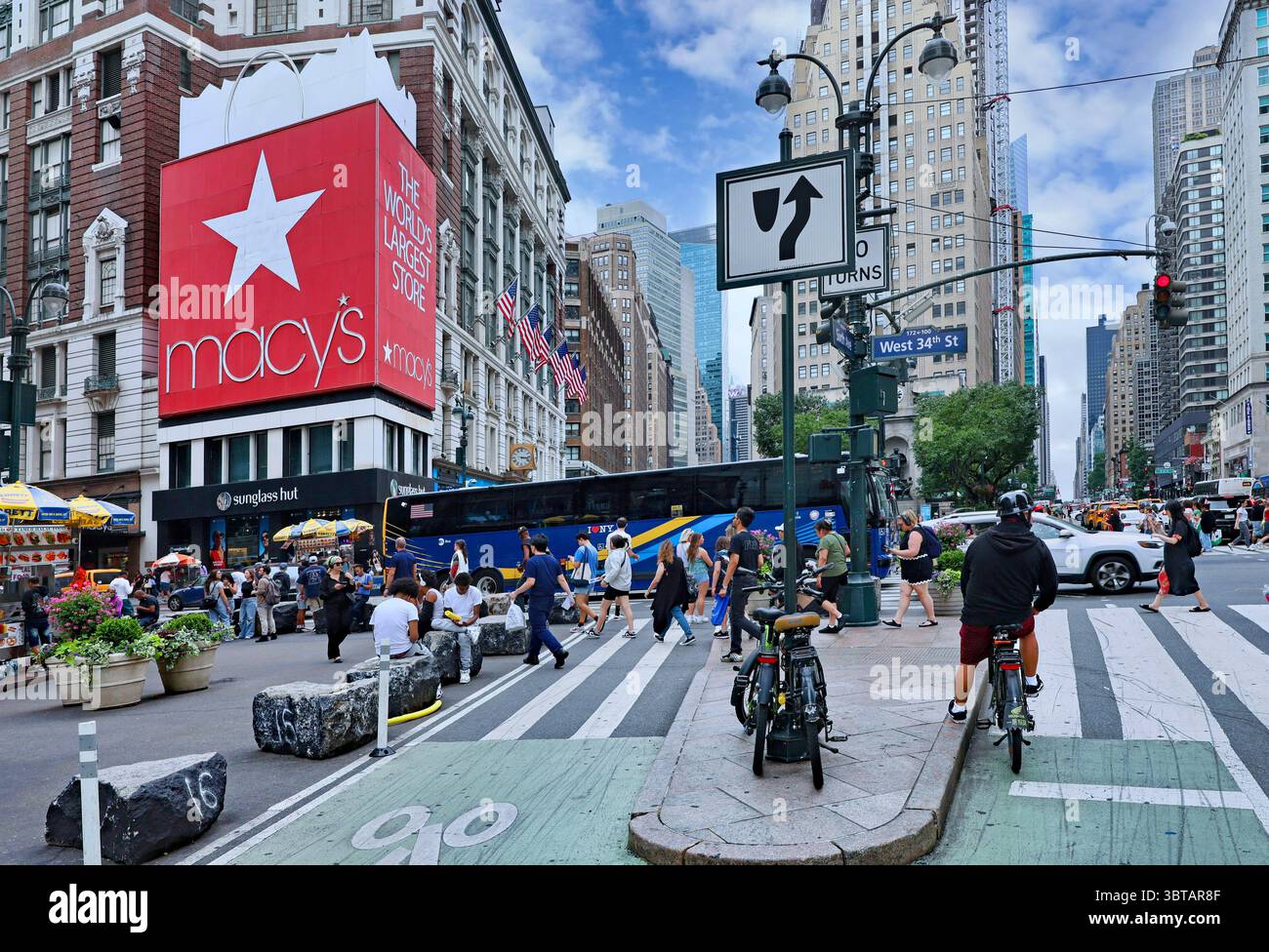 New York, rue animée, Broadway et Herald Square Banque D'Images