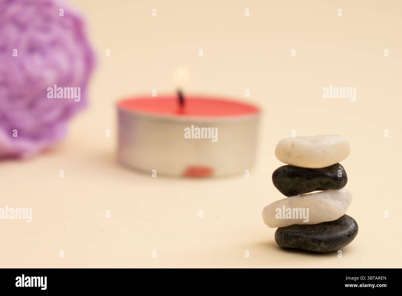 Pierres zen et bougies avec lumière douce – concept spa et méditation » Banque D'Images