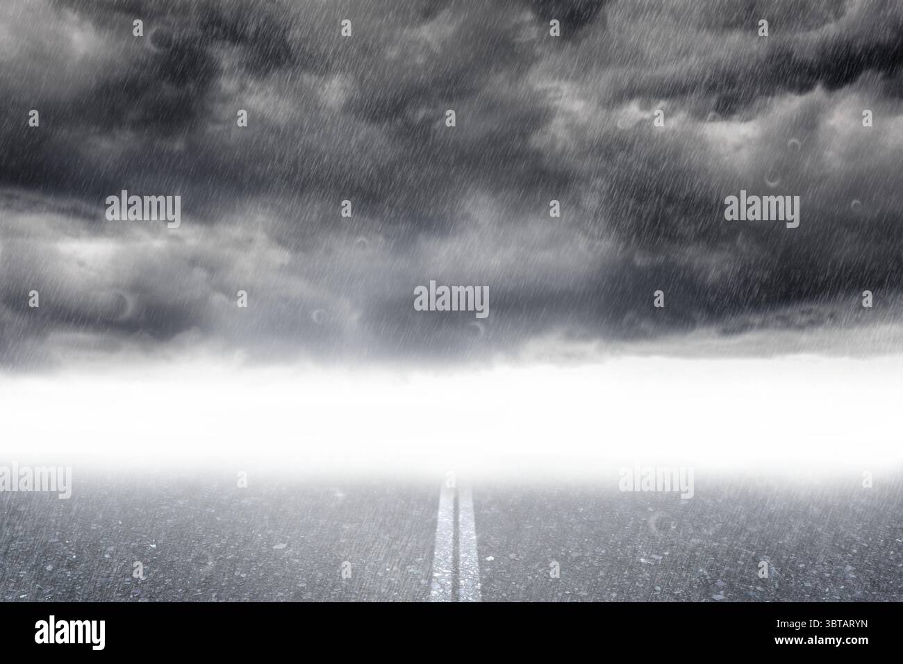La route asphaltée humide s'étend vers l'avant dans la brume sous les nuages de tempête avec des marquages de voie, conception plate Banque D'Images