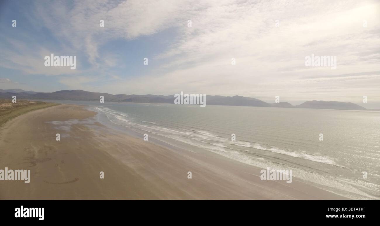 Rivage de la mer contre ciel nuageux Banque D'Images