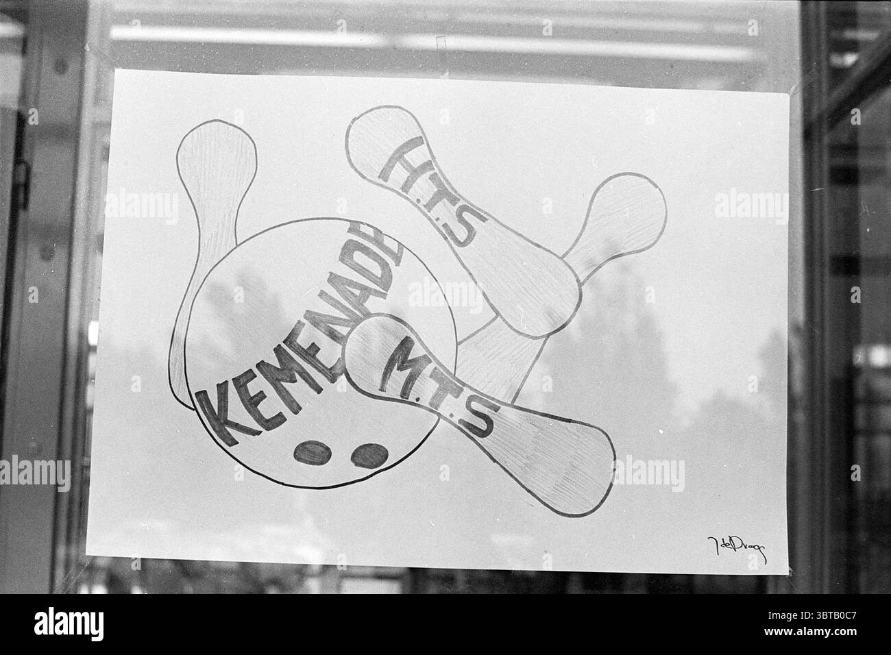 Affiche de Kemenade HTS MTS, Whizgle News, Dutch Desk, pays-Bas, 1950 - 2000 en 1976. Ces rubriques apparaissent dans l'image. La scène visuelle présente un dessin affiché bien en évidence sur un fond clair. Au centre de la composition se trouve un grand objet rond ressemblant à une boule de bowling, qui est rendu artistiquement avec des détails notables. Deux quilles de bowling semblent être jetées ou basculées vers l'extérieur, leur forme accentuée par un sentiment de mouvement. Les couleurs du dessin sont principalement monochromes, avec des contrastes audacieux qui créent un impact visuel saisissant. La boule de bowling est sombre, tandis que l'épingle Banque D'Images