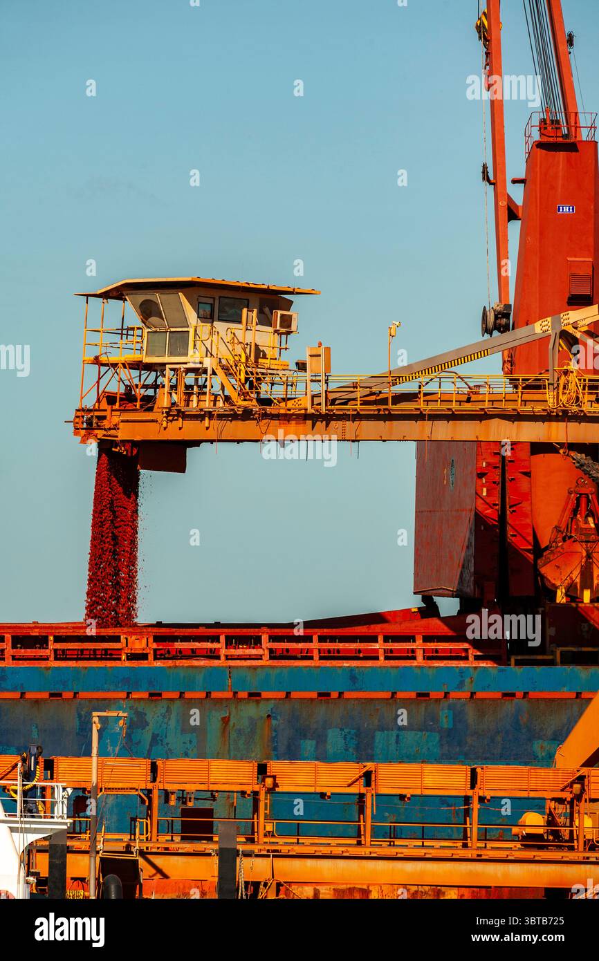 navire de chargement d'automne solide pont convoyeur bauxite coque rio tinto lorim point terminal emerald navire amarré système de convoyeur surélevé mettant en évidence l'industrie Banque D'Images