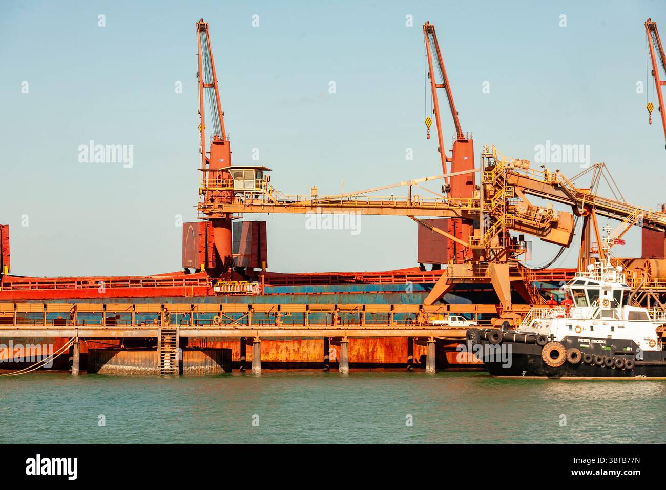 transporteur de bauxite sur un navire émeraude rio tinto bauxite pour charger un terminal de point de chargement de transporteur de coque de cargaison amarré par un système de transporteur surélevé Banque D'Images
