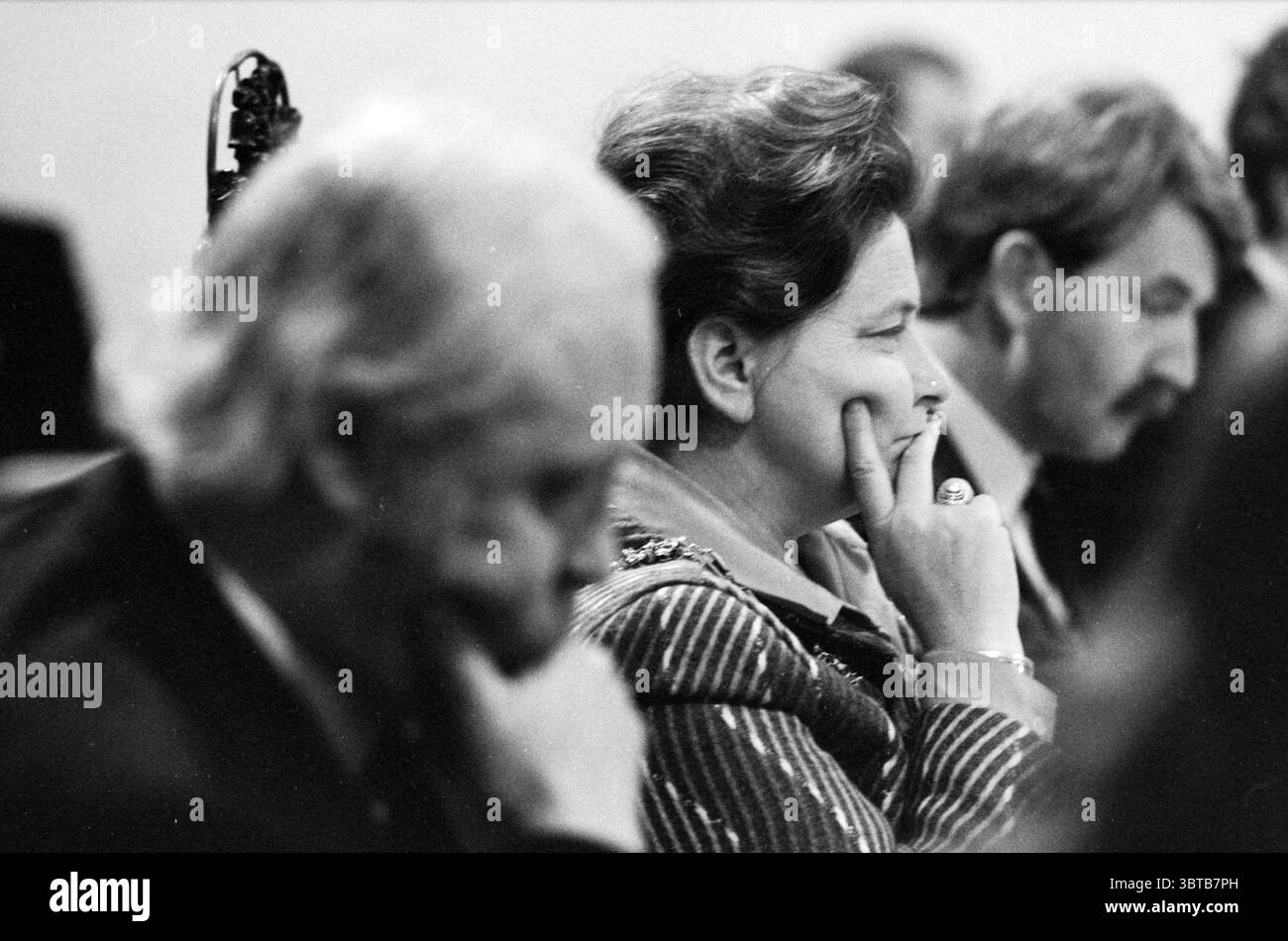 Budget municipalité de Haarlem Conseil municipal de Haarlem Haarlem Grote Markt 2 pays-Bas, Whizgle News, Dutch Desk, pays-Bas, 1950 - 2000 on 04-11-1985. L'image montre ces rubriques. Dans une scène en niveaux de gris, un groupe d'individus est rassemblé, probablement dans un cadre formel, comme une conférence ou une réunion. L'accent est mis sur trois personnes, chacune présentant des expressions réfléchies. Sur la gauche, un homme plus âgé aux cheveux blancs échevelés se penche légèrement en avant, le front sillonné, suggérant une profonde contemplation. Ses traits sont adoucis par les tons monochromes, et sa tête est partiellement détournée Banque D'Images