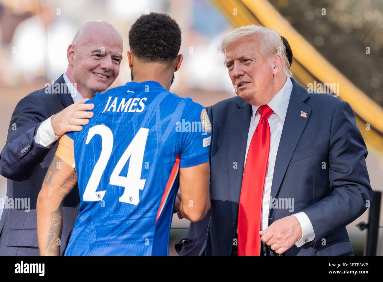 Le président de la FIFA Gianni Infantino et le président Donald Trump remet la médaille d'or à Reece James (24 ans) du Chelsea FC après la Coupe du monde des clubs FIFA 2025 : finale du Chelsea FC contre le Paris Saint-Germain au MetLife Stadium à East Rutherford, New Jersey, États-Unis, le 13 juillet 2025. Chelsea FC a gagné 3-0 pour devenir champion de la Coupe du monde des clubs de la FIFA. (Photo de Lev Radin/Pacific Press) Banque D'Images