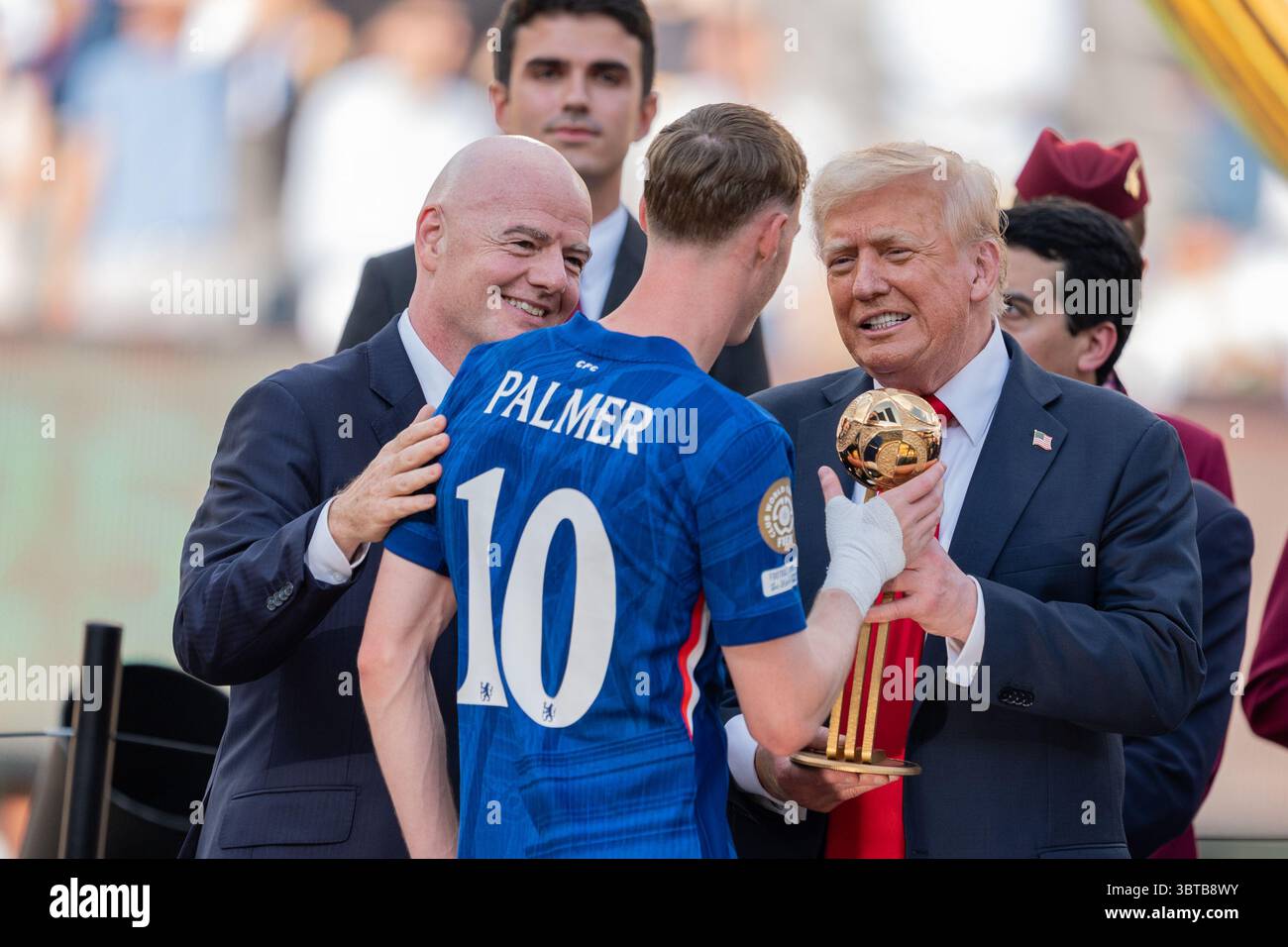 Le président de la FIFA, Gianni Infantino, et le président Donald Trump remettent le trophée du ballon d'or à Cole Palmer (10 ans) du Chelsea FC après la Coupe du monde des clubs FIFA 2025 : finale du Chelsea FC vs Paris Saint-Germain au MetLife Stadium à East Rutherford, New Jersey, États-Unis, le 13 juillet 2025. Chelsea FC a gagné 3-0 pour devenir champion de la Coupe du monde des clubs de la FIFA. (Photo de Lev Radin/Pacific Press) Banque D'Images