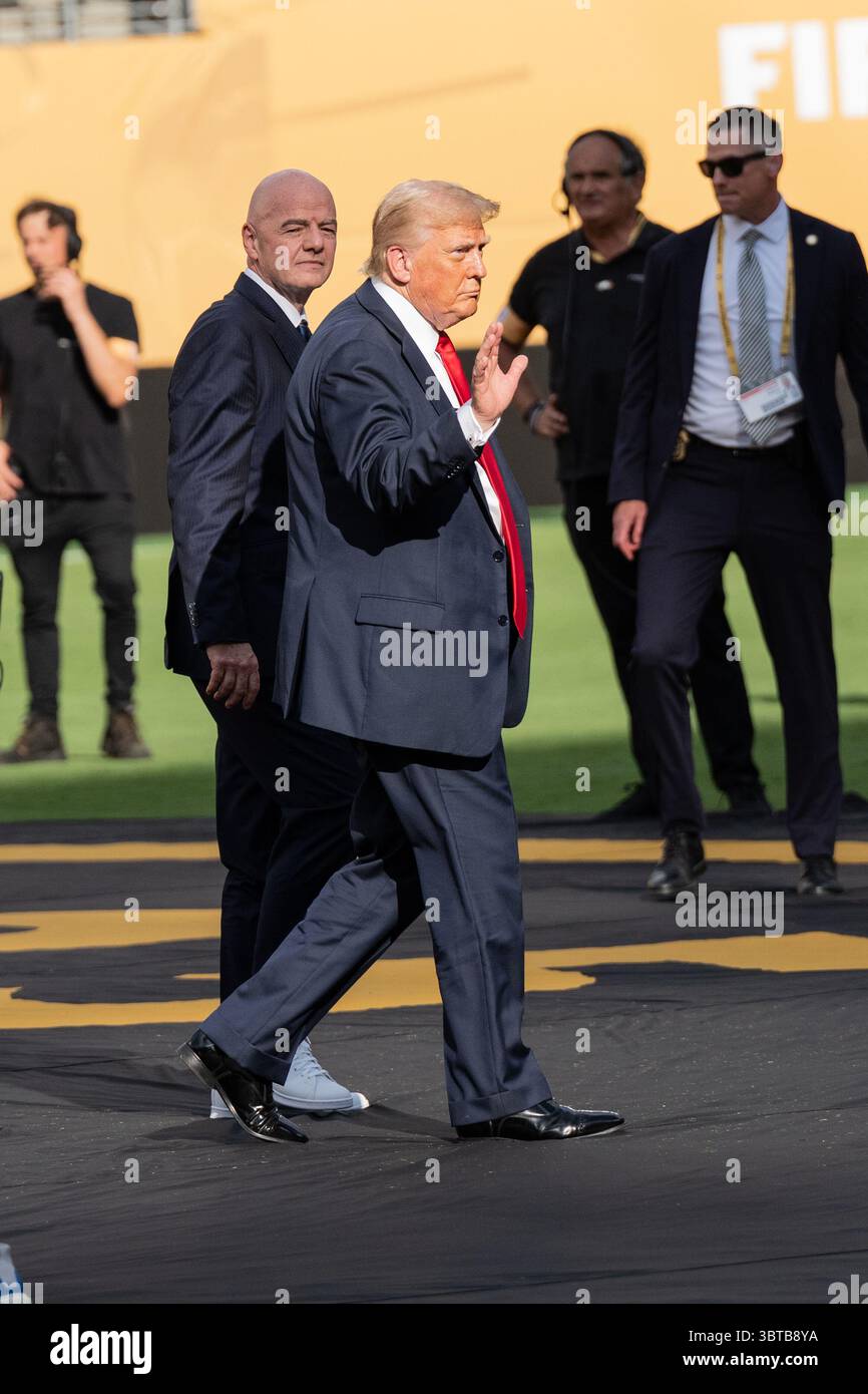 Le président de la FIFA Gianni Infantino et le président Donald Trump quittent le terrain après la Coupe du monde des clubs de la FIFA 2025 : finale du Chelsea FC vs Paris Saint-Germain au MetLife Stadium à East Rutherford, New Jersey, États-Unis, le 13 juillet 2025. Chelsea FC a gagné 3-0 pour devenir champion de la Coupe du monde des clubs de la FIFA. (Photo de Lev Radin/Pacific Press) Banque D'Images