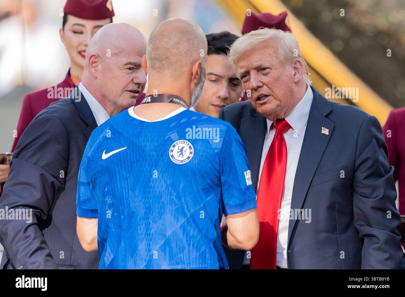 Le président de la FIFA Gianni Infantino et le président Donald Trump remet la médaille d'or au manager du FC de Chelsea Enzo Maresca après la Coupe du monde des clubs de la FIFA 2025 : finale du FC Chelsea contre le Paris Saint-Germain au MetLife Stadium à East Rutherford, New Jersey, États-Unis, le 13 juillet 2025. Chelsea FC a gagné 3-0 pour devenir champion de la Coupe du monde des clubs de la FIFA. (Photo de Lev Radin/Pacific Press) Banque D'Images