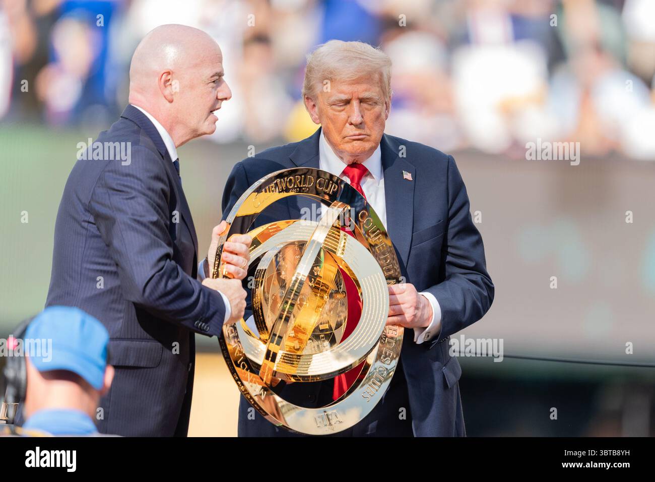 Le président de la FIFA Gianni Infantino et le président Donald Trump Carry Cup sur un podium après la Coupe du monde des clubs de la FIFA 2025 : finale du Chelsea FC vs Paris Saint-Germain au MetLife Stadium à East Rutherford, New Jersey, États-Unis, le 13 juillet 2025. Chelsea FC a gagné 3-0 pour devenir champion de la Coupe du monde des clubs de la FIFA. (Photo de Lev Radin/Pacific Press) Banque D'Images