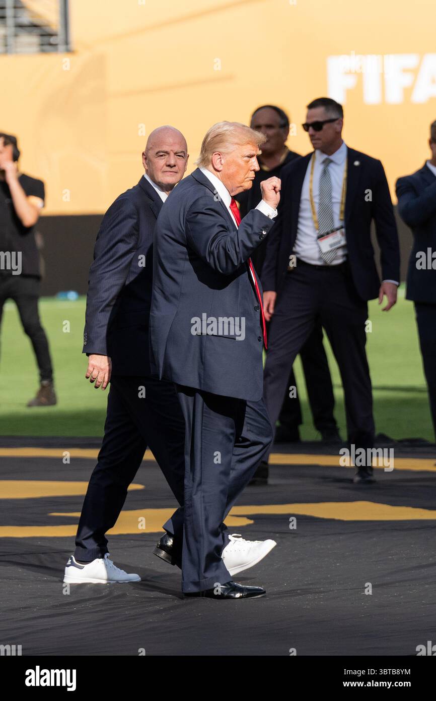 Le président de la FIFA Gianni Infantino et le président Donald Trump quittent le terrain après la Coupe du monde des clubs de la FIFA 2025 : finale du Chelsea FC vs Paris Saint-Germain au MetLife Stadium à East Rutherford, New Jersey, États-Unis, le 13 juillet 2025. Chelsea FC a gagné 3-0 pour devenir champion de la Coupe du monde des clubs de la FIFA. (Photo de Lev Radin/Pacific Press) Banque D'Images