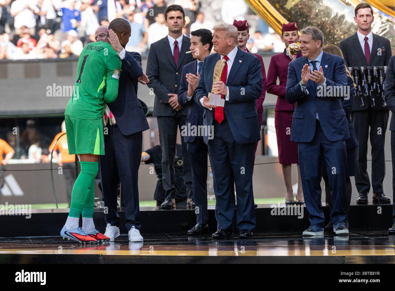 Le président de la FIFA, Gianni Infantino, et le président Donald Trump remettent le trophée de gants d'or au gardien de but Robert Sanchez (1) du Chelsea FC après la finale de la Coupe du monde des clubs FIFA 2025 : Chelsea FC vs Paris Saint-Germain au MetLife Stadium à East Rutherford, New Jersey, États-Unis, le 13 juillet 2025. Chelsea FC a gagné 3-0 pour devenir champion de la Coupe du monde des clubs de la FIFA. (Photo de Lev Radin/Pacific Press) Banque D'Images
