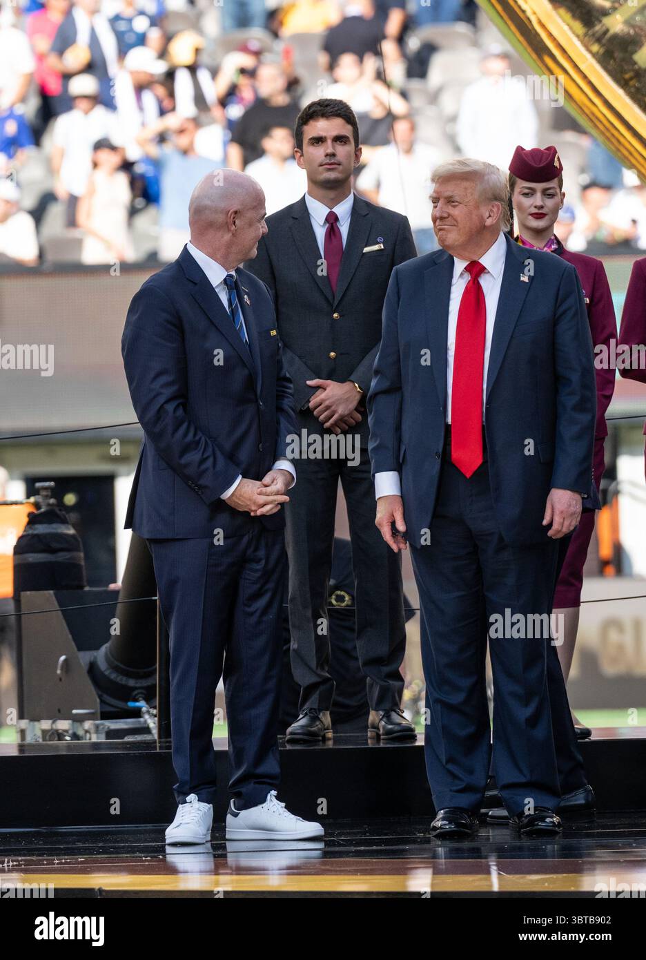 Le président de la FIFA Gianni Infantino et le président Donald Trump montent sur le podium après la Coupe du monde des clubs de la FIFA 2025 : finale du match Chelsea FC vs Paris Saint-Germain au MetLife Stadium à East Rutherford, New Jersey, États-Unis, le 13 juillet 2025. Chelsea FC a gagné 3-0 pour devenir champion de la Coupe du monde des clubs de la FIFA. (Photo de Lev Radin/Pacific Press) Banque D'Images
