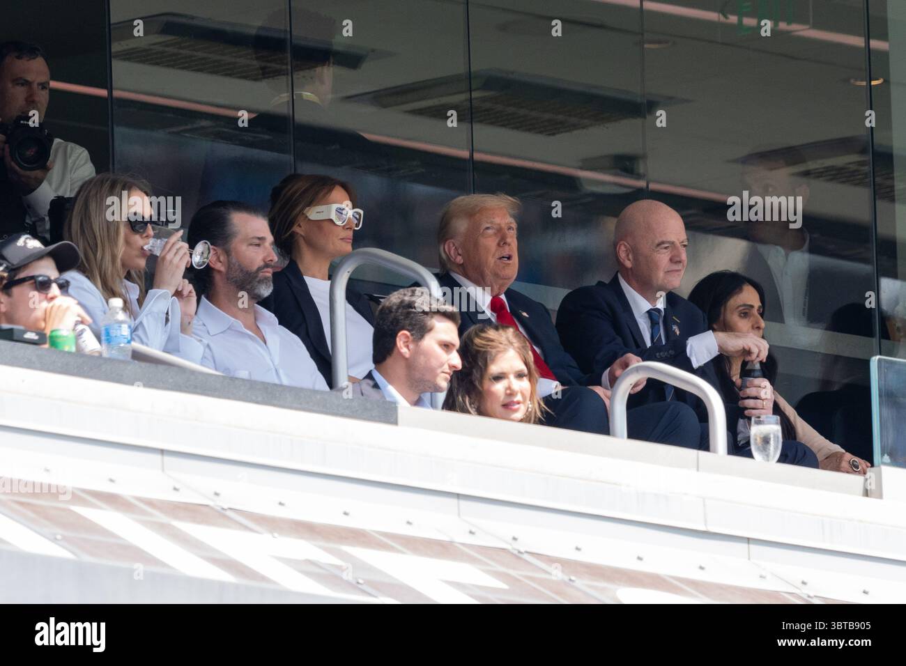 Bettina Anderson, Donald Trump Jr, la première dame Melania Trump, le président Donald Trump, le président de la FIFA Gianni Infantino et son épouse Leena Al Ashqar assistent à la Coupe du monde des clubs de la FIFA 2025 : finale du Chelsea FC vs Paris Saint-Germain au MetLife Stadium à East Rutherford, New Jersey, États-Unis le 13 juillet 2025. Chelsea FC a gagné 3-0 pour devenir champion de la Coupe du monde des clubs de la FIFA. (Photo de Lev Radin/Pacific Press) Banque D'Images