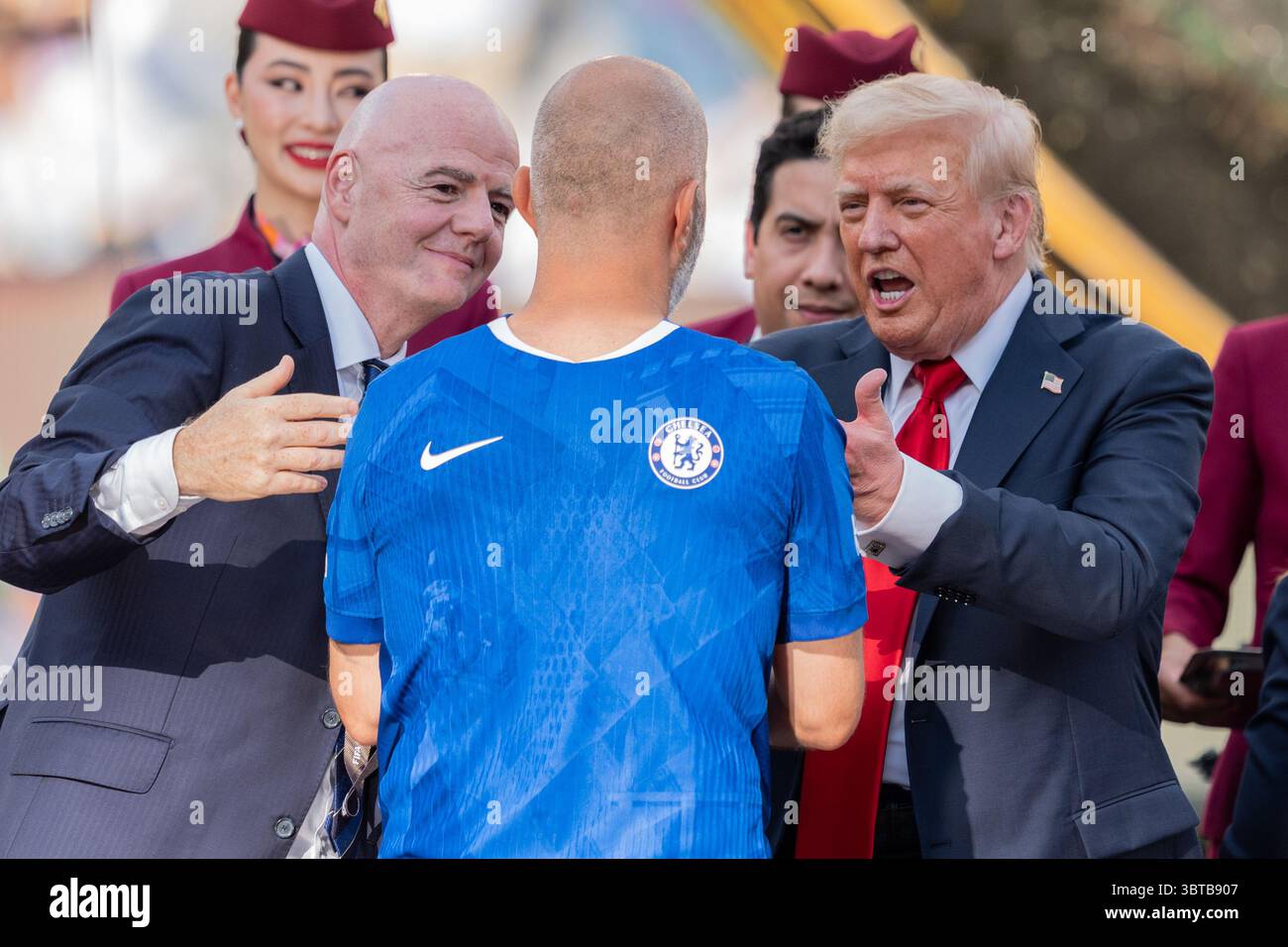 Le président de la FIFA Gianni Infantino et le président Donald Trump remet la médaille d'or au manager du FC de Chelsea Enzo Maresca après la Coupe du monde des clubs de la FIFA 2025 : finale du FC Chelsea contre le Paris Saint-Germain au MetLife Stadium à East Rutherford, New Jersey, États-Unis, le 13 juillet 2025. Chelsea FC a gagné 3-0 pour devenir champion de la Coupe du monde des clubs de la FIFA. (Photo de Lev Radin/Pacific Press) Banque D'Images