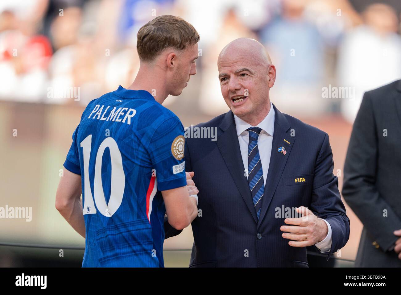 Le président de la FIFA, Gianni Infantino, félicite Cole Palmer (10 ans) du Chelsea FC pour avoir remporté le trophée ballon d'or après la Coupe du monde des clubs de la FIFA 2025 : finale du Chelsea FC vs Paris Saint-Germain au MetLife Stadium à East Rutherford, New Jersey, États-Unis, le 13 juillet 2025. Chelsea FC a gagné 3-0 pour devenir champion de la Coupe du monde des clubs de la FIFA. (Photo de Lev Radin/Pacific Press) Banque D'Images