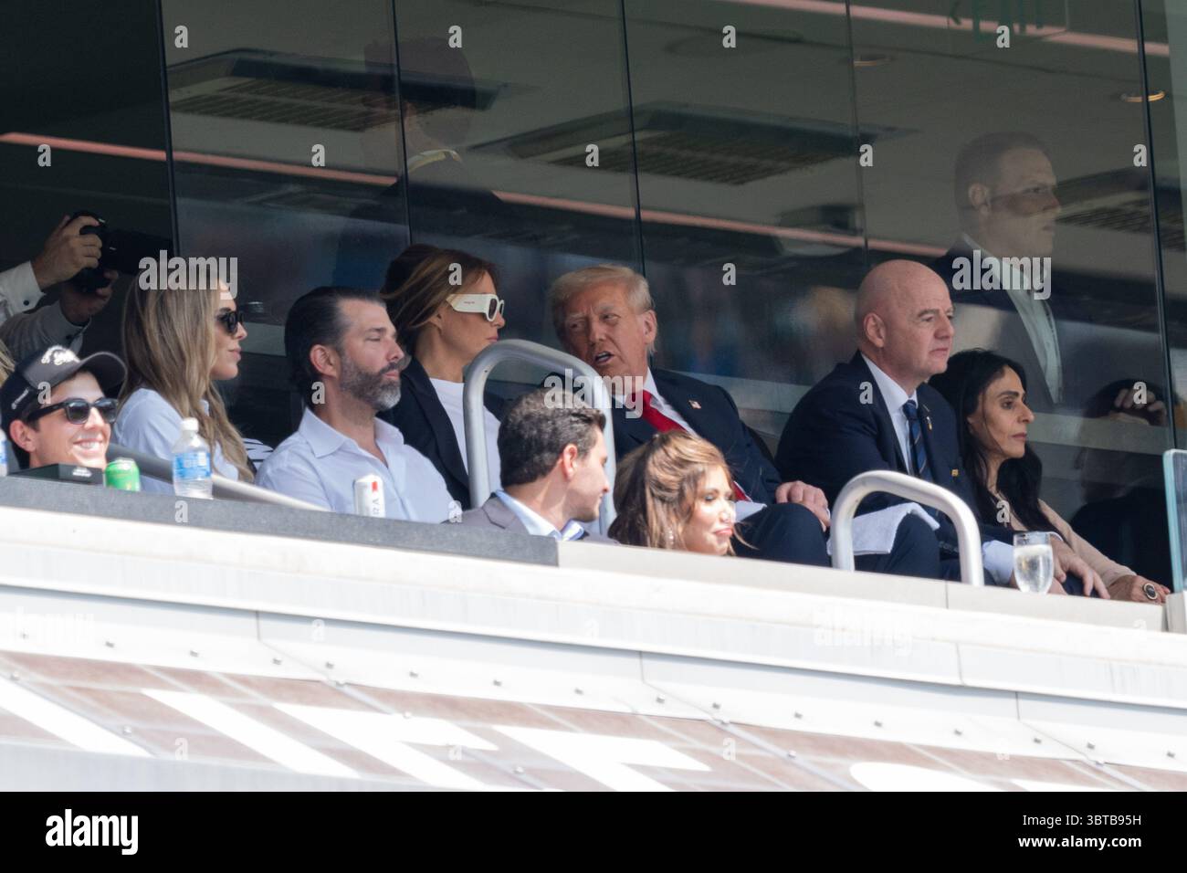East Rutherford, États-Unis. 13 juillet 2025. Bettina Anderson, Donald Trump Jr, la première dame Melania Trump, le président Donald Trump, le président de la FIFA Gianni Infantino et son épouse Leena Al Ashqar assistent à la Coupe du monde des clubs de la FIFA 2025 : finale du Chelsea FC vs Paris Saint-Germain au MetLife Stadium à East Rutherford, New Jersey, États-Unis le 13 juillet 2025. Chelsea FC a gagné 3-0 pour devenir champion de la Coupe du monde des clubs de la FIFA. (Photo de Lev Radin/Pacific Press) crédit : Pacific Press Media production Corp./Alamy Live News Banque D'Images
