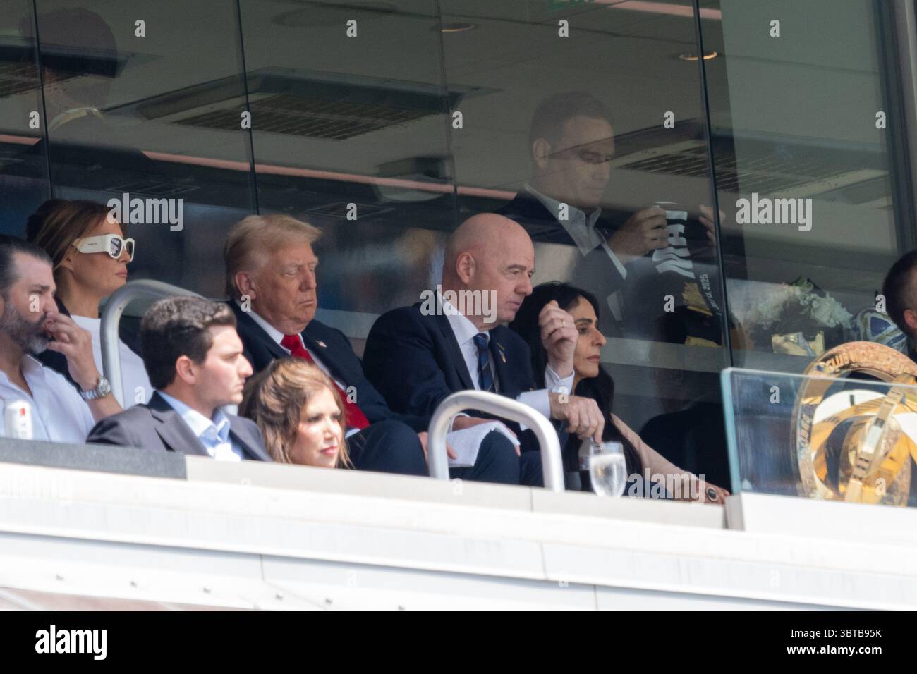 East Rutherford, États-Unis. 13 juillet 2025. La première dame Melania Trump, le président Donald Trump, le président de la FIFA Gianni Infantino et son épouse Leena Al Ashqar assistent à la Coupe du monde des clubs de la FIFA 2025 : finale du Chelsea FC vs Paris Saint-Germain au MetLife Stadium à East Rutherford, New Jersey, États-Unis, le 13 juillet 2025. Chelsea FC a gagné 3-0 pour devenir champion de la Coupe du monde des clubs de la FIFA. (Photo de Lev Radin/Pacific Press) crédit : Pacific Press Media production Corp./Alamy Live News Banque D'Images
