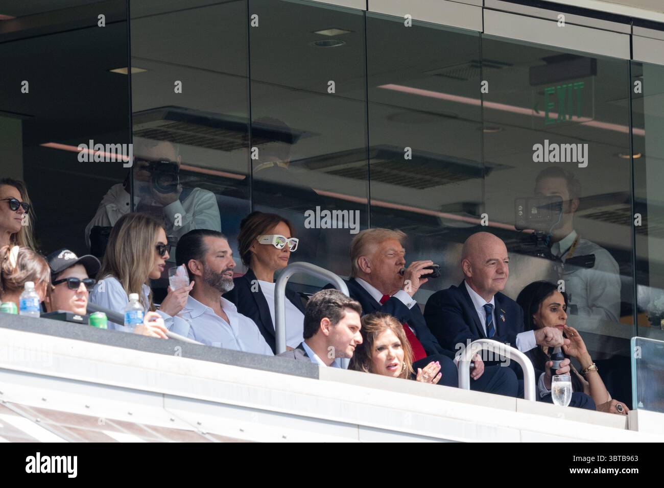 East Rutherford, États-Unis. 13 juillet 2025. Bettina Anderson, Donald Trump Jr, la première dame Melania Trump, le président Donald Trump, le président de la FIFA Gianni Infantino et son épouse Leena Al Ashqar assistent à la Coupe du monde des clubs de la FIFA 2025 : finale du Chelsea FC vs Paris Saint-Germain au MetLife Stadium à East Rutherford, New Jersey, États-Unis le 13 juillet 2025. Chelsea FC a gagné 3-0 pour devenir champion de la Coupe du monde des clubs de la FIFA. (Photo de Lev Radin/Pacific Press) crédit : Pacific Press Media production Corp./Alamy Live News Banque D'Images
