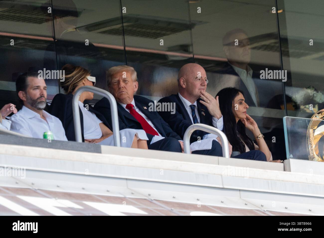 East Rutherford, États-Unis. 13 juillet 2025. Donald Trump Jr, la première dame Melania Trump, le président Donald Trump, le président de la FIFA Gianni Infantino et son épouse Leena Al Ashqar assistent à la Coupe du monde des clubs de la FIFA 2025 : finale du Chelsea FC vs Paris Saint-Germain au MetLife Stadium à East Rutherford, New Jersey, États-Unis, le 13 juillet 2025. Chelsea FC a gagné 3-0 pour devenir champion de la Coupe du monde des clubs de la FIFA. (Photo de Lev Radin/Pacific Press) crédit : Pacific Press Media production Corp./Alamy Live News Banque D'Images