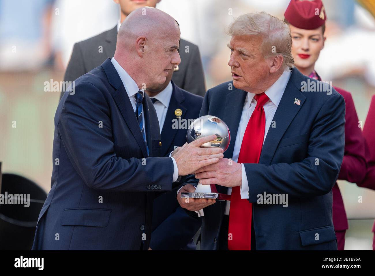 East Rutherford, États-Unis. 13 juillet 2025. Le président de la FIFA Gianni Infantino et le président Donald Trump décernent le prix du meilleur jeune joueur à Desire Doue (14 ans) du Paris Saint-Germain après la Coupe du monde des clubs de la FIFA 2025 : finale du Chelsea FC vs Paris Saint-Germain au MetLife Stadium à East Rutherford, New Jersey, États-Unis, le 13 juillet 2025. Chelsea FC a gagné 3-0 pour devenir champion de la Coupe du monde des clubs de la FIFA. (Photo de Lev Radin/Pacific Press) crédit : Pacific Press Media production Corp./Alamy Live News Banque D'Images