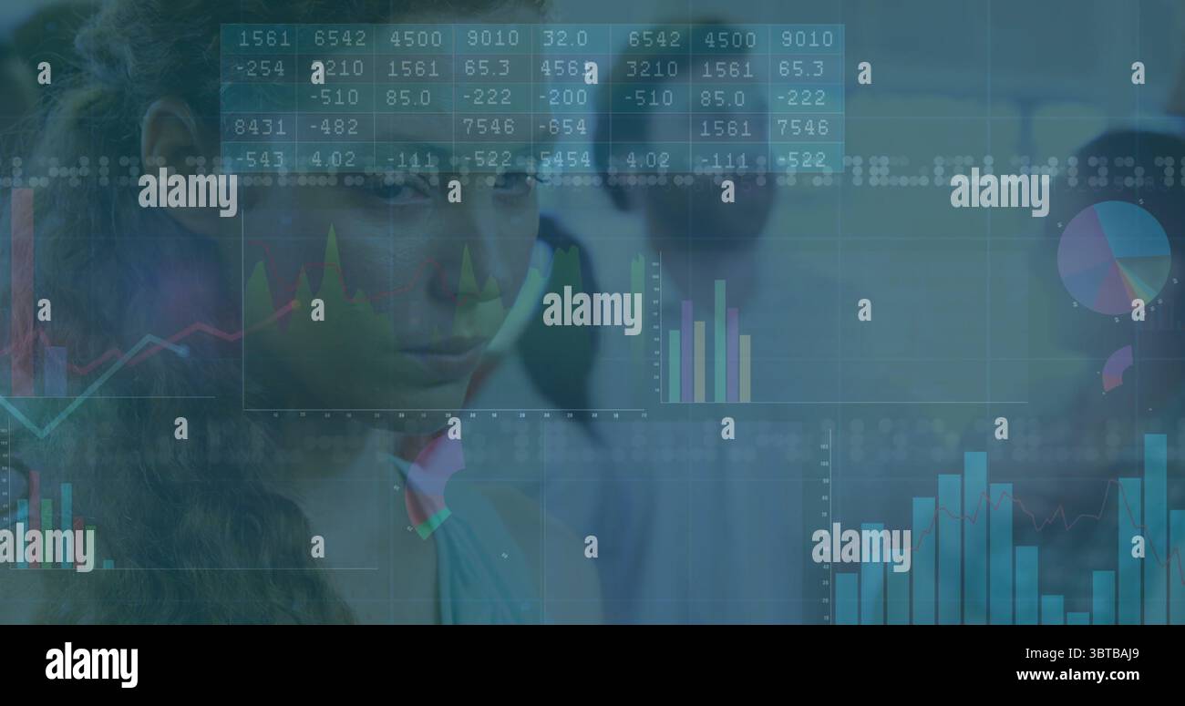 Analyser la femme asiatique examinant les tableaux et les graphiques sur les affichages numériques dans l'analyse de bureau Banque D'Images