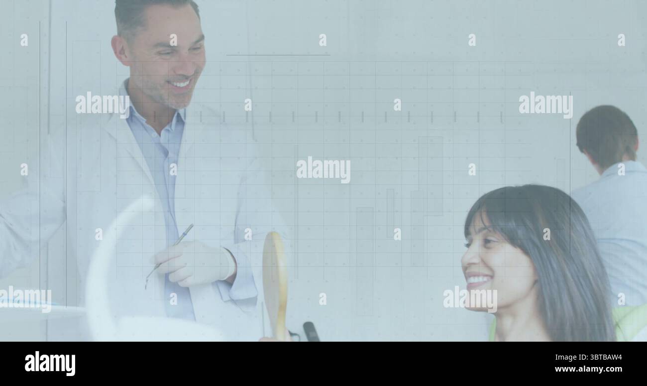 Dentiste penché guidant le patient inspectant les dents à la clinique dentaire brillante, avec explorateur et miroir Banque D'Images