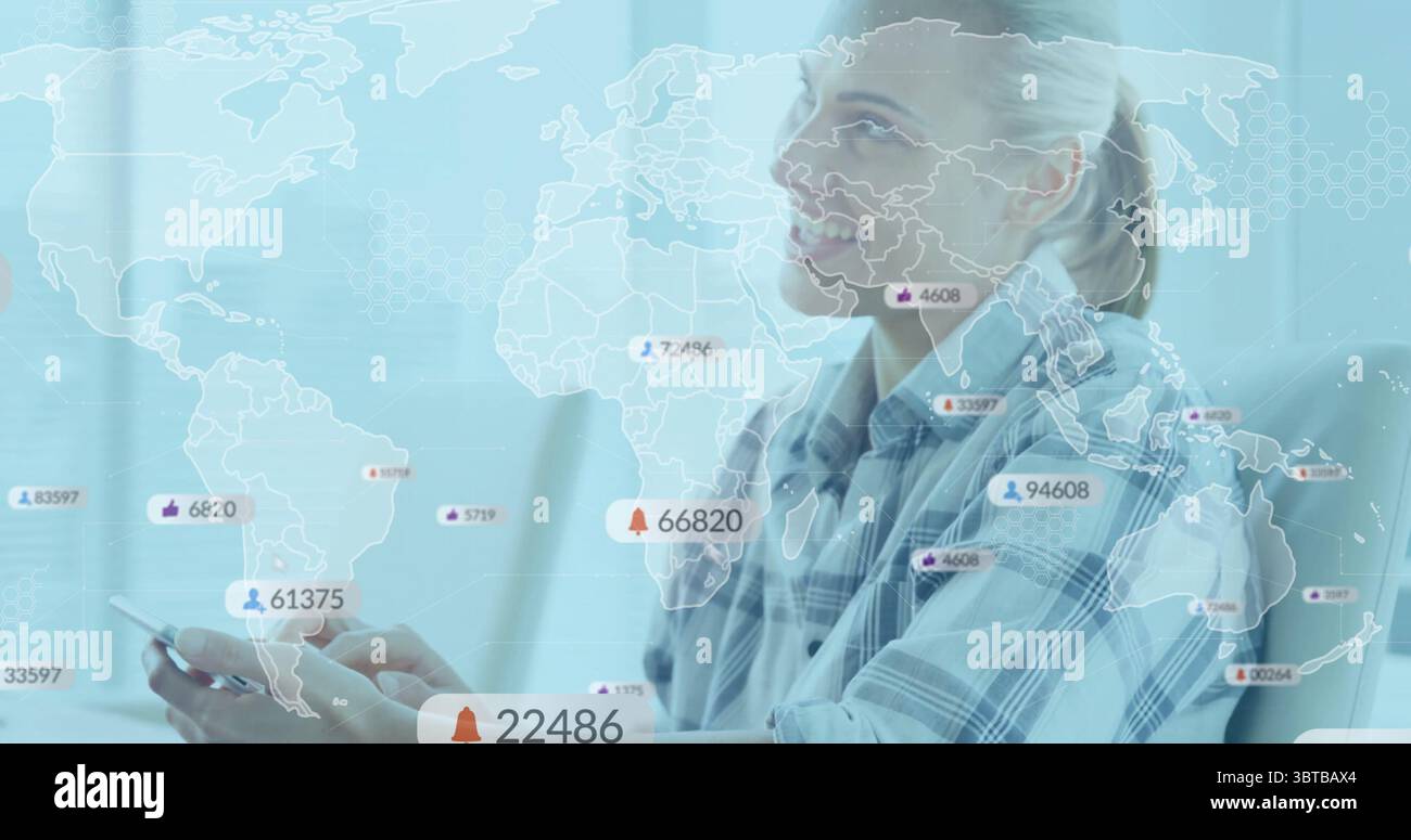 Femme dans une chemise à carreaux tenant un smartphone, regardant vers le haut au bureau avec des notifications de superposition de carte du monde Banque D'Images