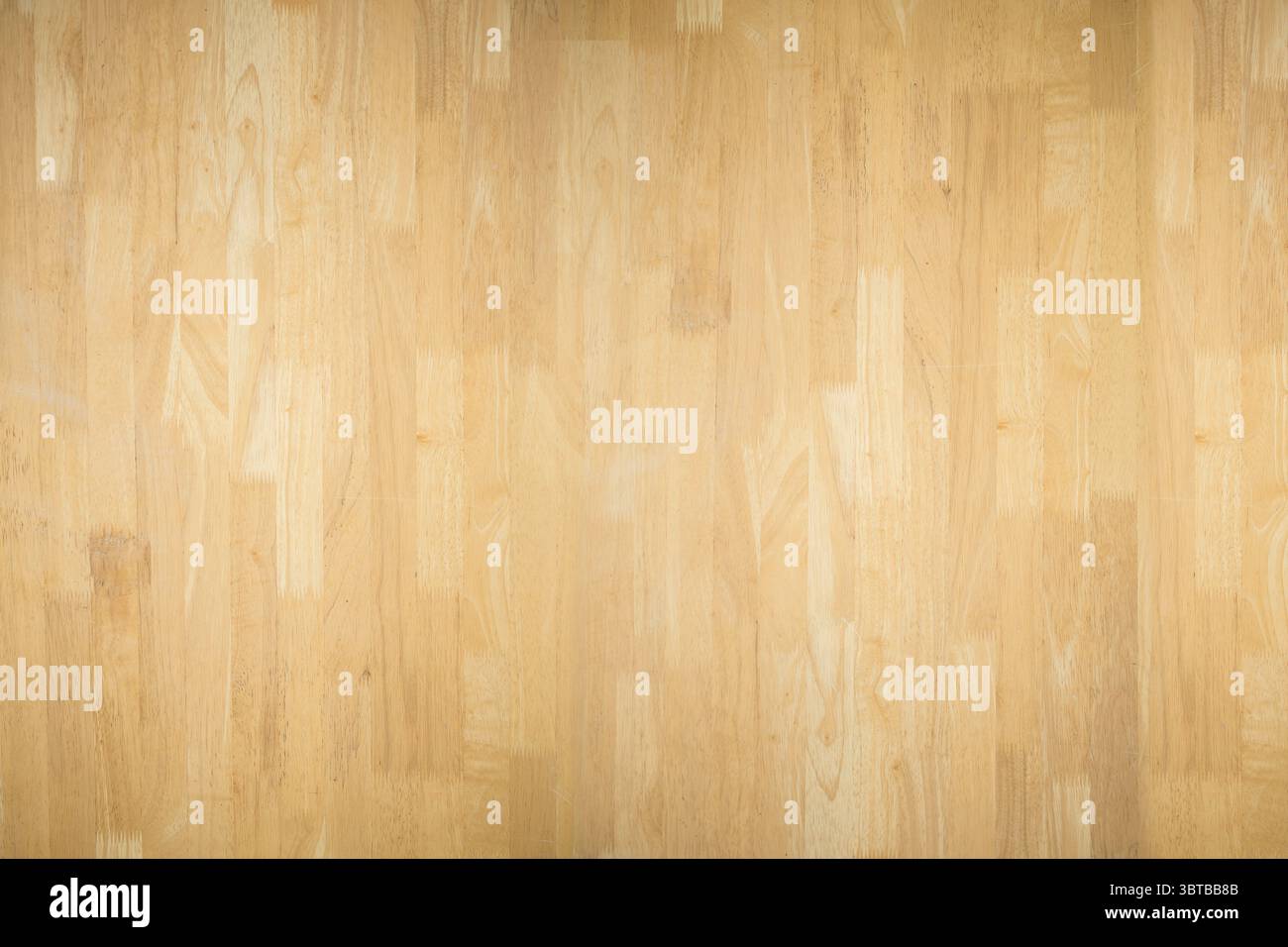 La surface de plancher en bois poli de conception plate s'étend sur le cadre avec des motifs de grain naturel Banque D'Images