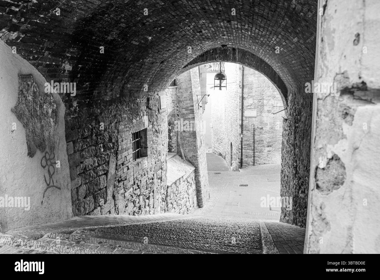 Escalier Rue de la vieille ville d'assise avec des anciennes maisons en pierre en noir et blanc Banque D'Images