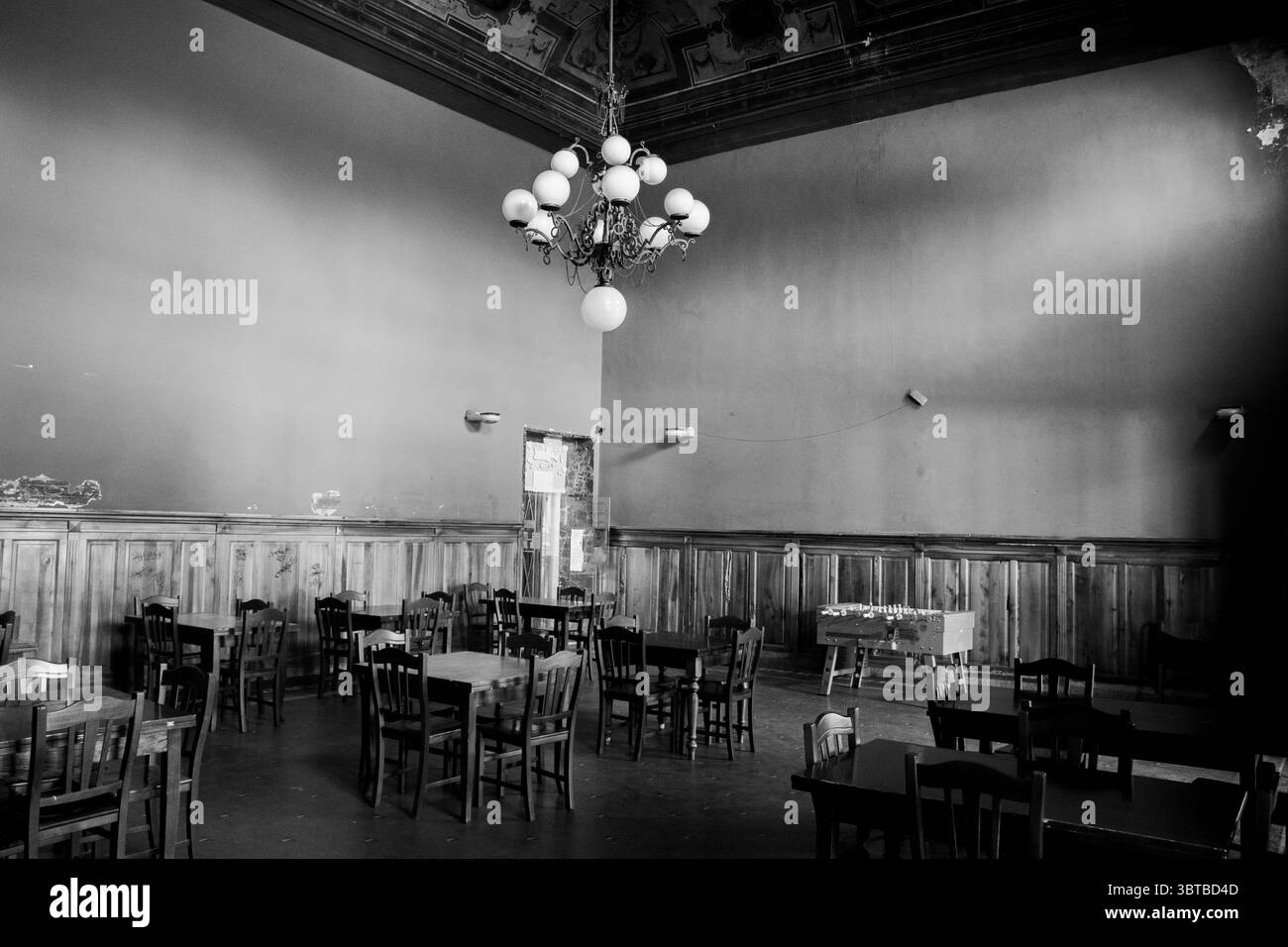 De magnifiques années 50 vintage intérieur de la salle d'attente à la station de train en Italie Banque D'Images