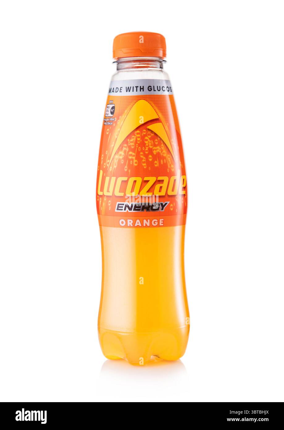 LONDRES, Royaume-Uni - 12 JUILLET 2025 : bouteille de boisson énergétique Lucozade Orange avec glucose sur blanc. Banque D'Images