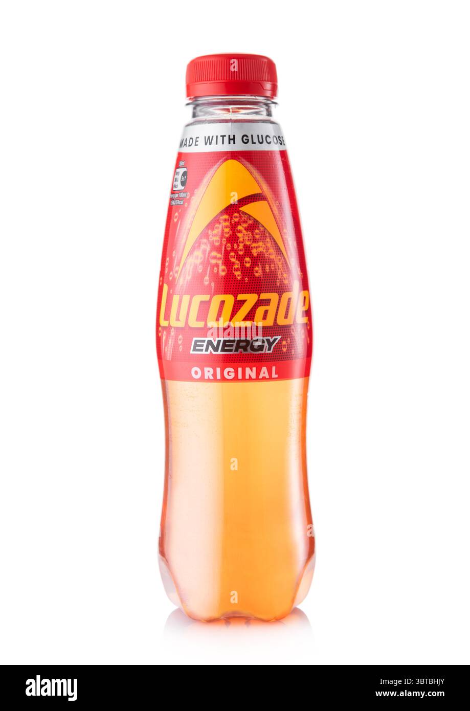 LONDRES, Royaume-Uni - 12 JUILLET 2025 : bouteille de boisson gazeuse Lucozade original Lemonade avec du glucose sur blanc. Banque D'Images