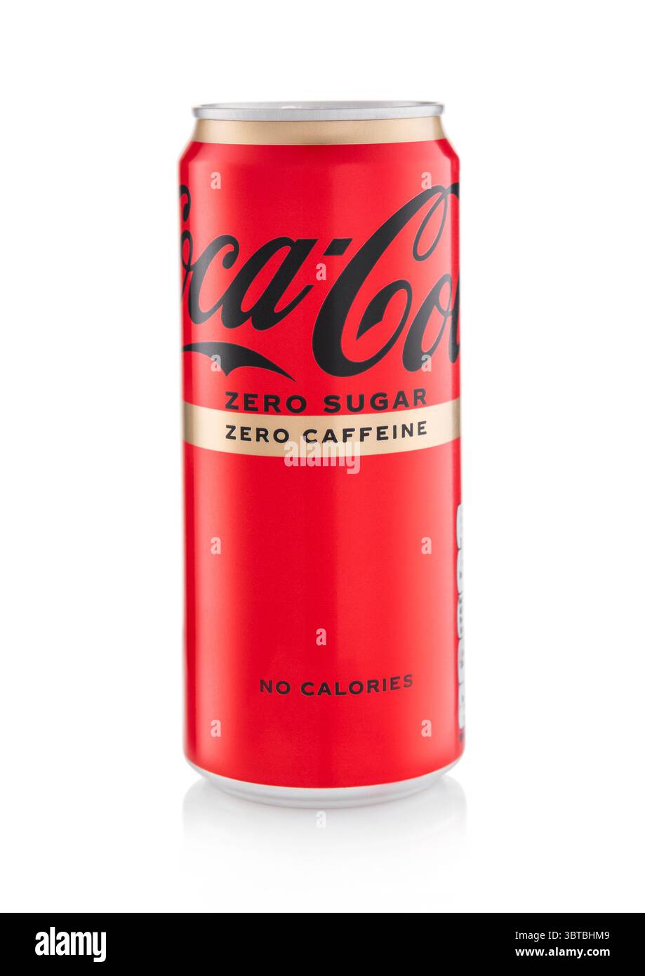 LONDRES, Royaume-Uni - 23 AVRIL 2025 : boisson gazeuse Coca Cola sans calories et sans sucre sur blanc. Banque D'Images