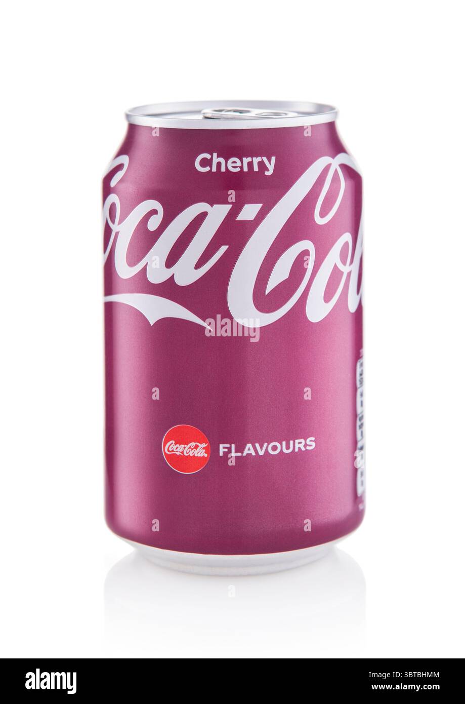 LONDRES, Royaume-Uni - 13 AVRIL 2025 : Coca Cola arôme la boisson gazeuse avec cerise sur blanc. Banque D'Images