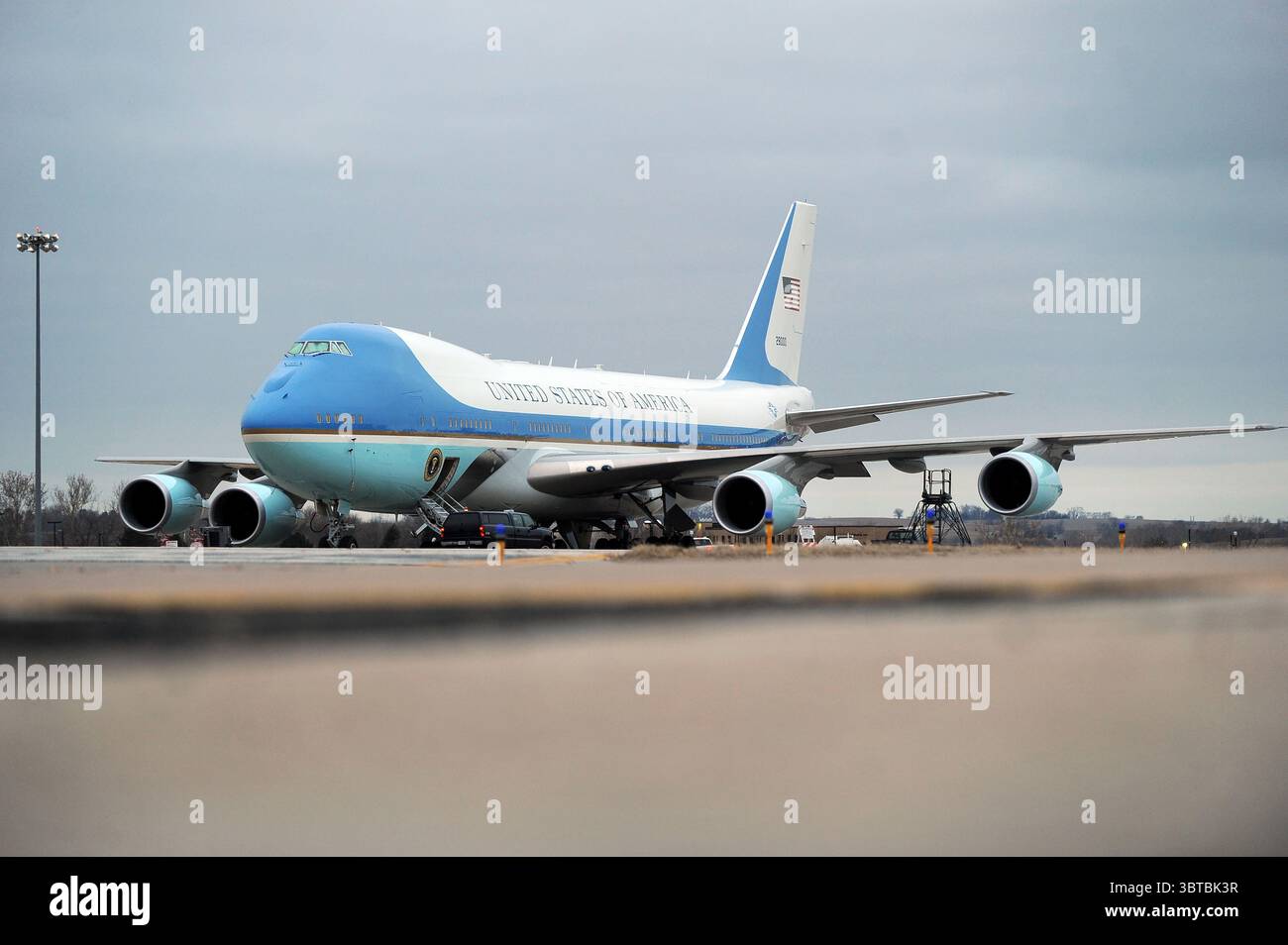 Un avion VC-25A Air Force One est assis sur une rampe à Offutt Air Force base, Nebraska pendant un bref arrêt Jan. 22. L'avion est l'un des deux Boe modifiés Banque D'Images
