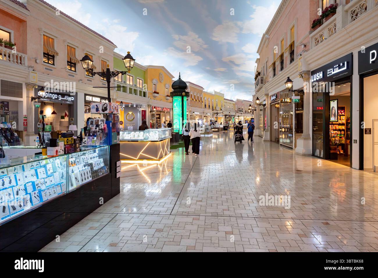 Villaggio Mall, Einkaufszentrum im venezianischem style mit Kanal, Gondeln und künstlichem Himmel, Doha, Katar mcpins *** Villaggio Mall, Venetian-Sty Banque D'Images