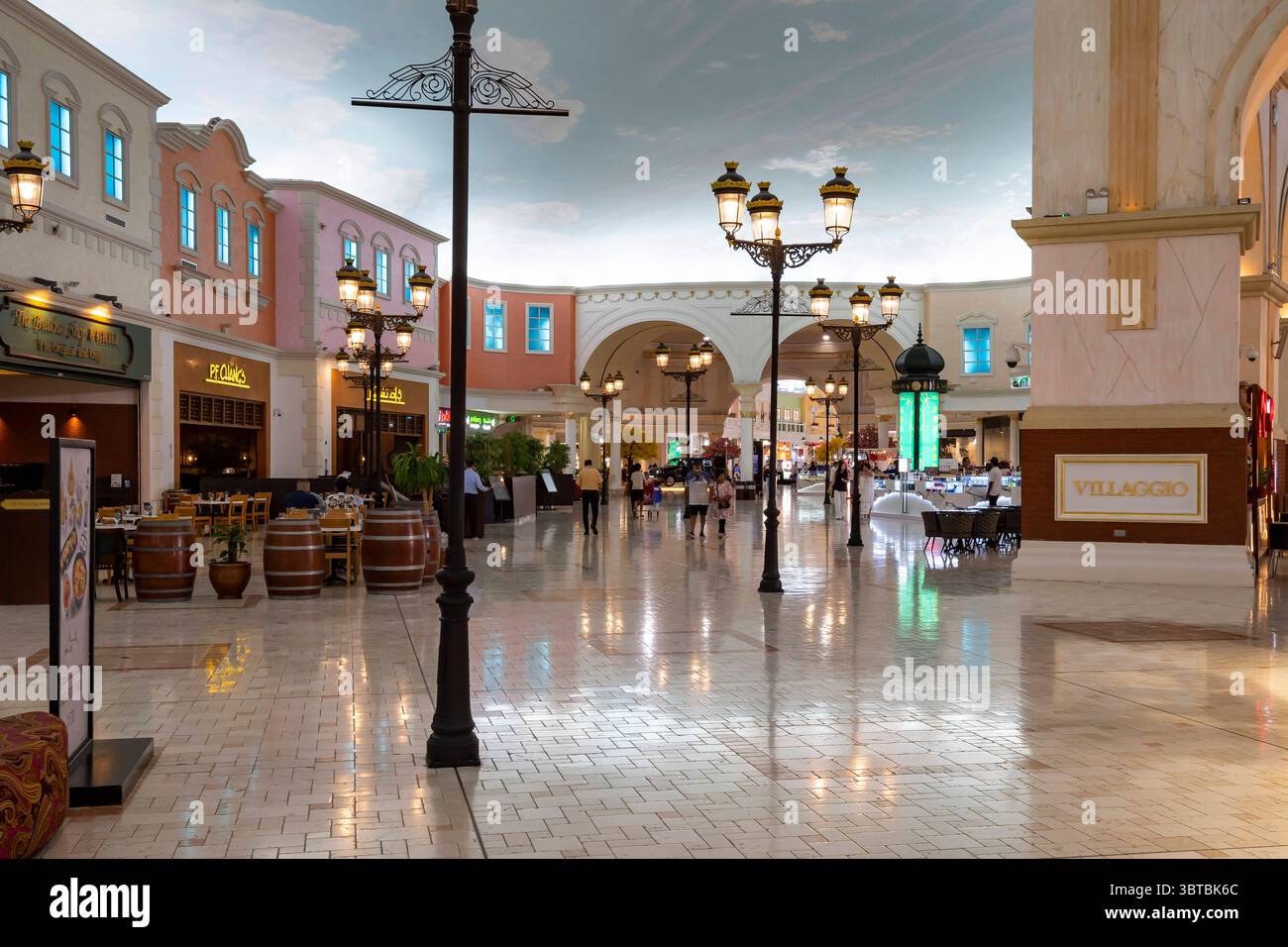 Villaggio Mall, Einkaufszentrum im venezianischem style mit Kanal, Gondeln und künstlichem Himmel, Doha, Katar mcpins *** Villaggio Mall, Venetian-Sty Banque D'Images