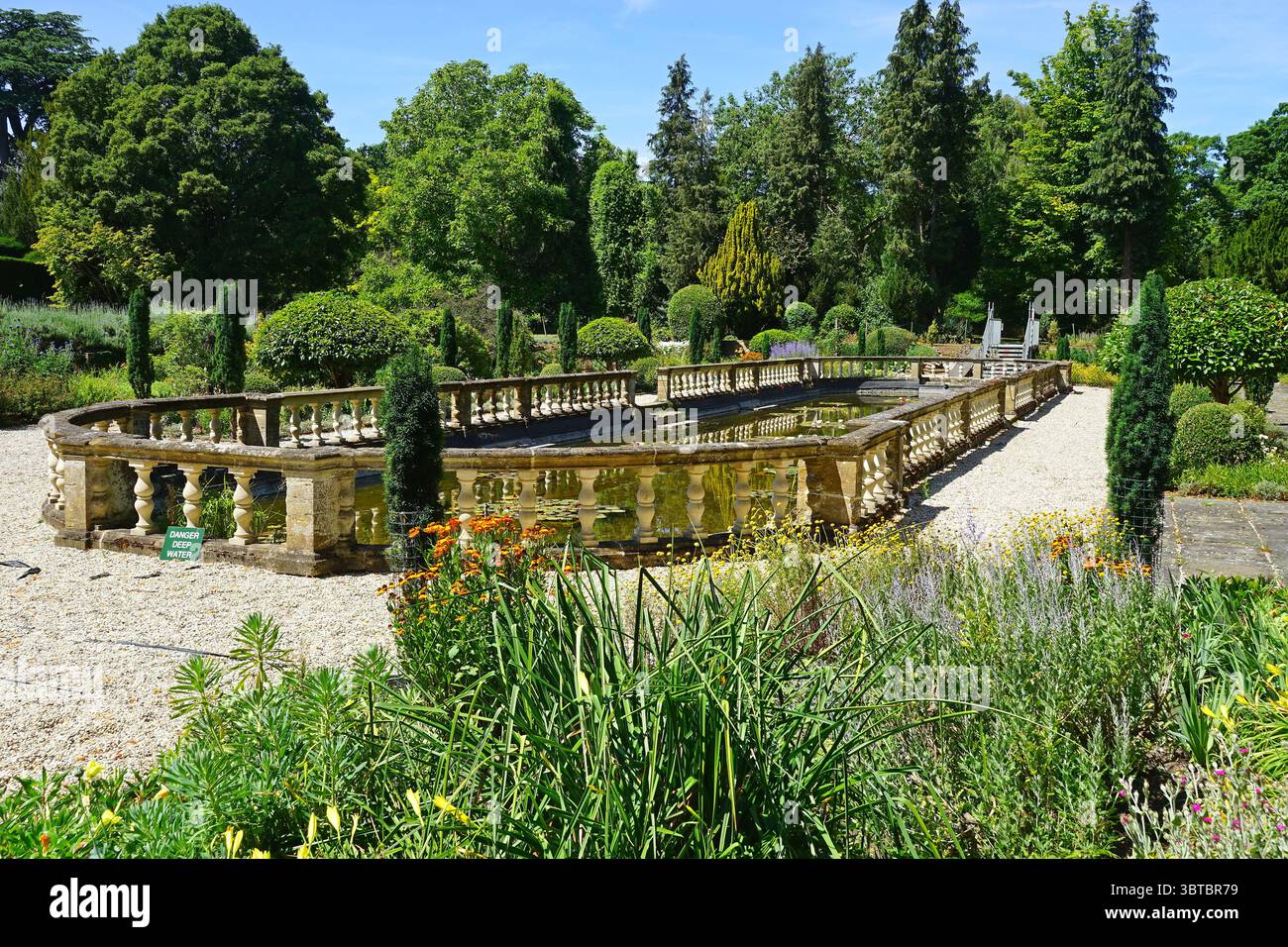 Harold Peto's Italian Garden au Gardens of Easton Lodge Banque D'Images