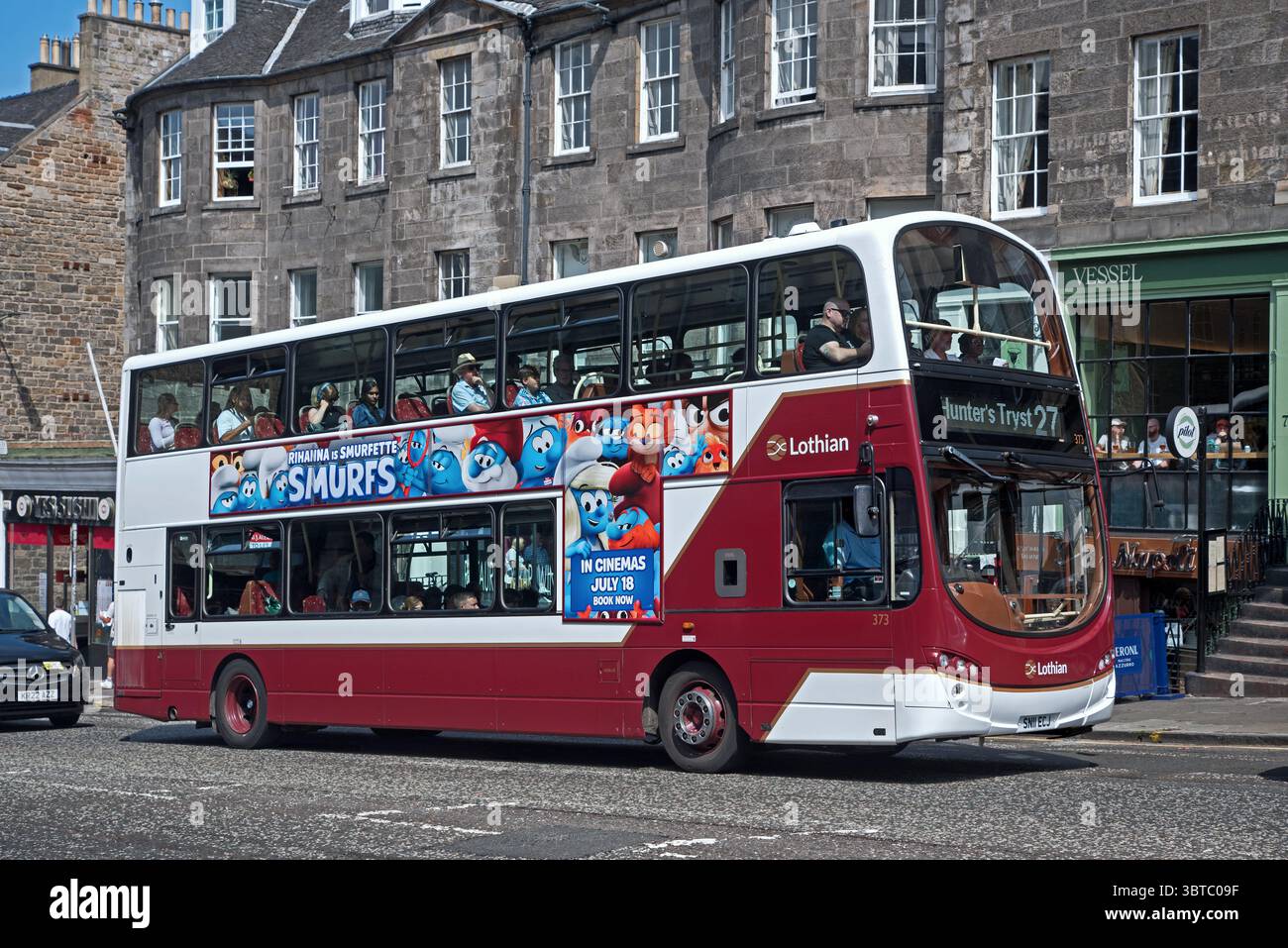 Film Schtroumpfs annoncé sur le côté d'un bus à double étage Lothian à Édimbourg, Écosse, Royaume-Uni. Banque D'Images