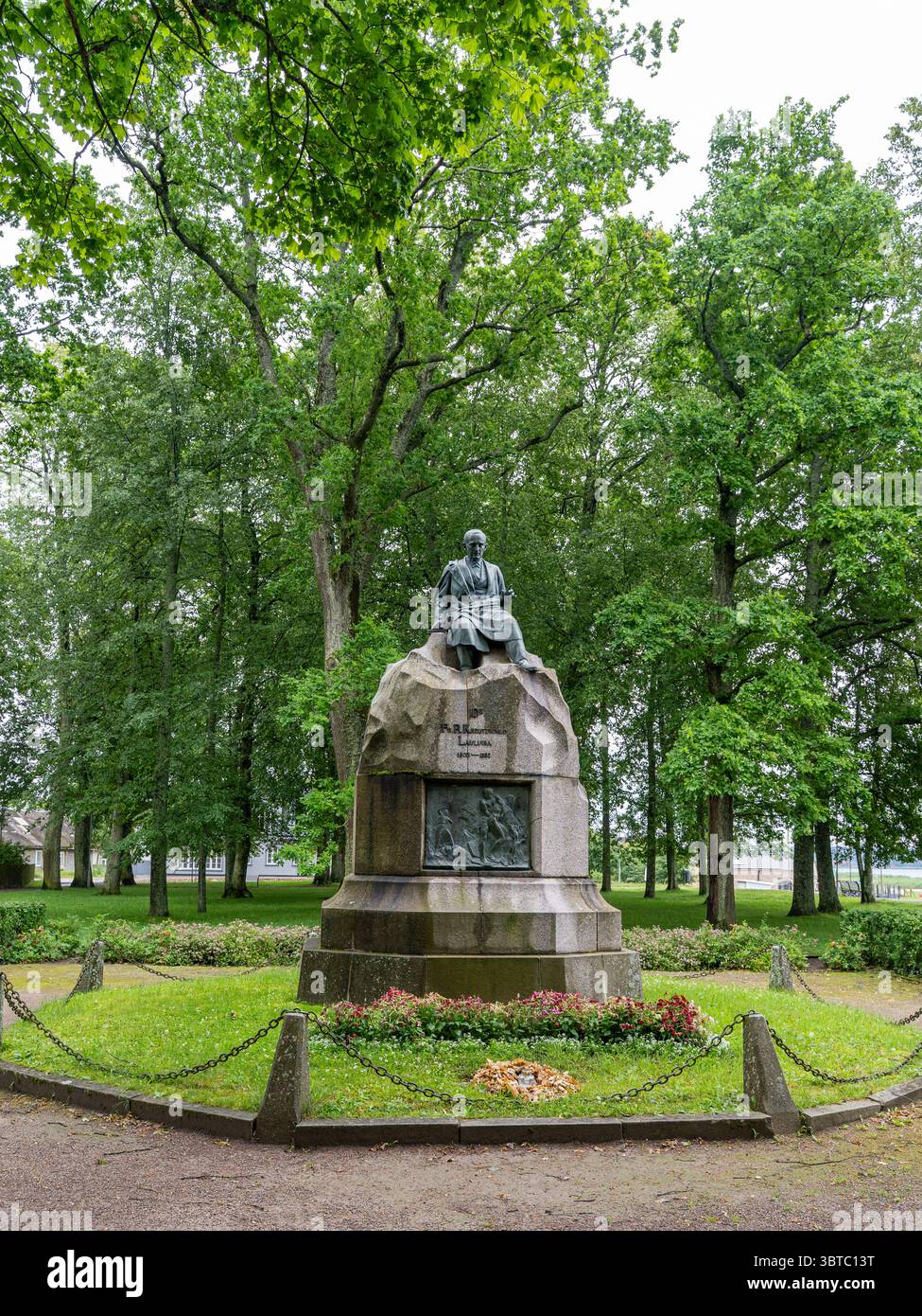Statue de Friedrich Reinhold Kreutzwald dans les environs du parc à Võru, Estonie – monument culturel du patrimoine littéraire national. Banque D'Images