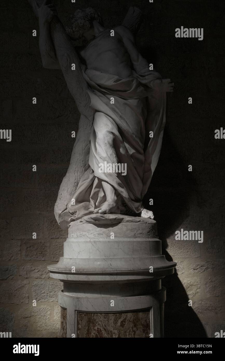 Sculpture classique style baroque sur piédestal dans une ambiance sombre contre l'effet de lumière naturelle Banque D'Images