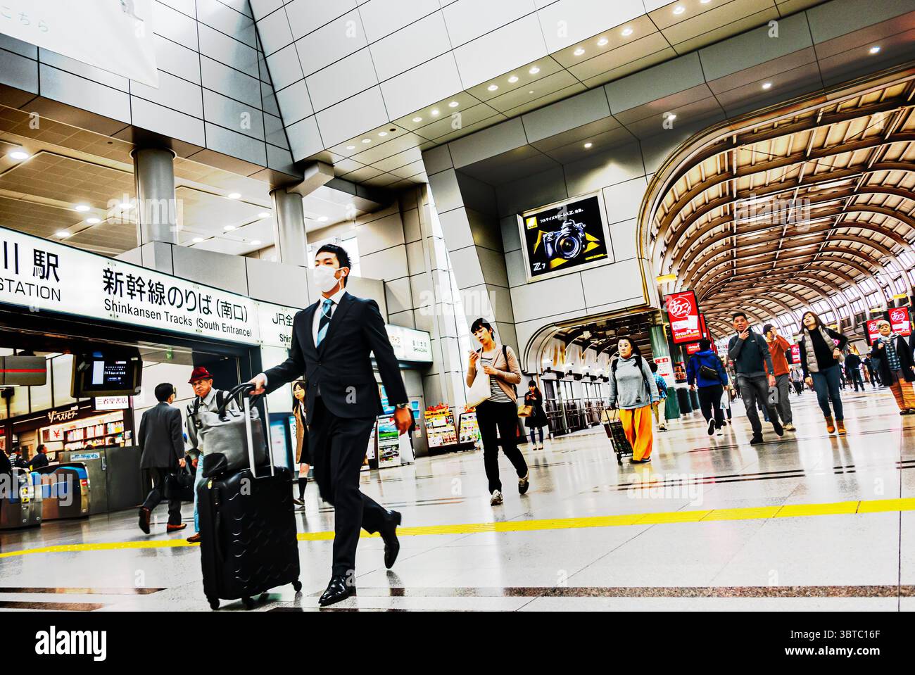 Tokyo- Japon- 4 novembre 2018. Gare Shinkansen de Tokyo. Activité de foule à la gare du hall avec un homme d'affaires marchant sur l'avant Banque D'Images