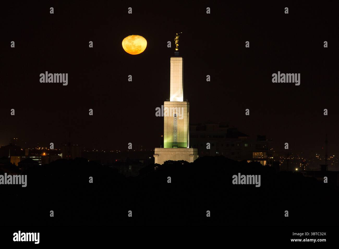 28 décembre 2015, Saint-Domingue, District national, République dominicaine : une lune orange se lève derrière le Temple de Saint-Domingue République dominicaine de l'Église de Jésus-Christ des Saints des derniers jours a été achevé en l'an 2000. C'est le premier temple LDS ou Mormon construit dans le bassin des Caraïbes. Il est éclairé par des projecteurs chaque nuit. Saint-Domingue, République dominicaine. (Crédit image : © Jon G. Fuller, Jr/VW pics via ZUMA Wire) Banque D'Images