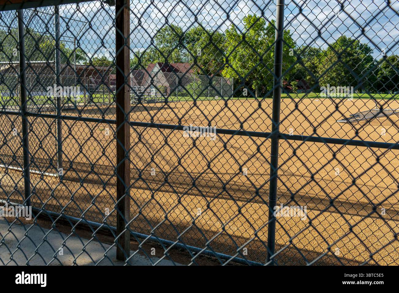vue de l'intérieur du terrain depuis thedugout où les joueurs sont assis Banque D'Images