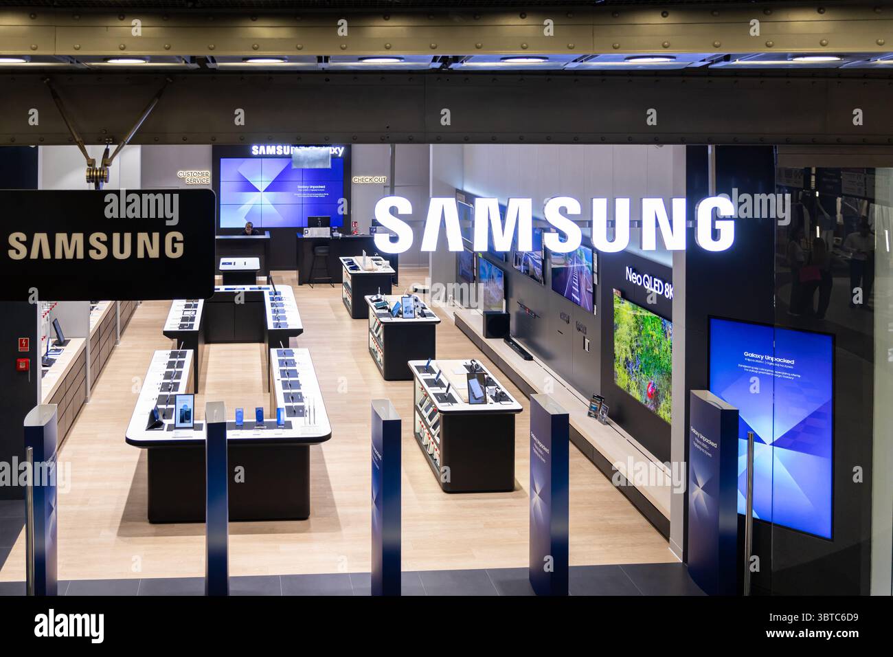 Poznan, Pologne - 30 juin 2025 : intérieur du magasin Samsung affichage élégant de l'électronique moderne, des téléphones et des téléviseurs, parfait pour l'expérience d'achat technologique Banque D'Images