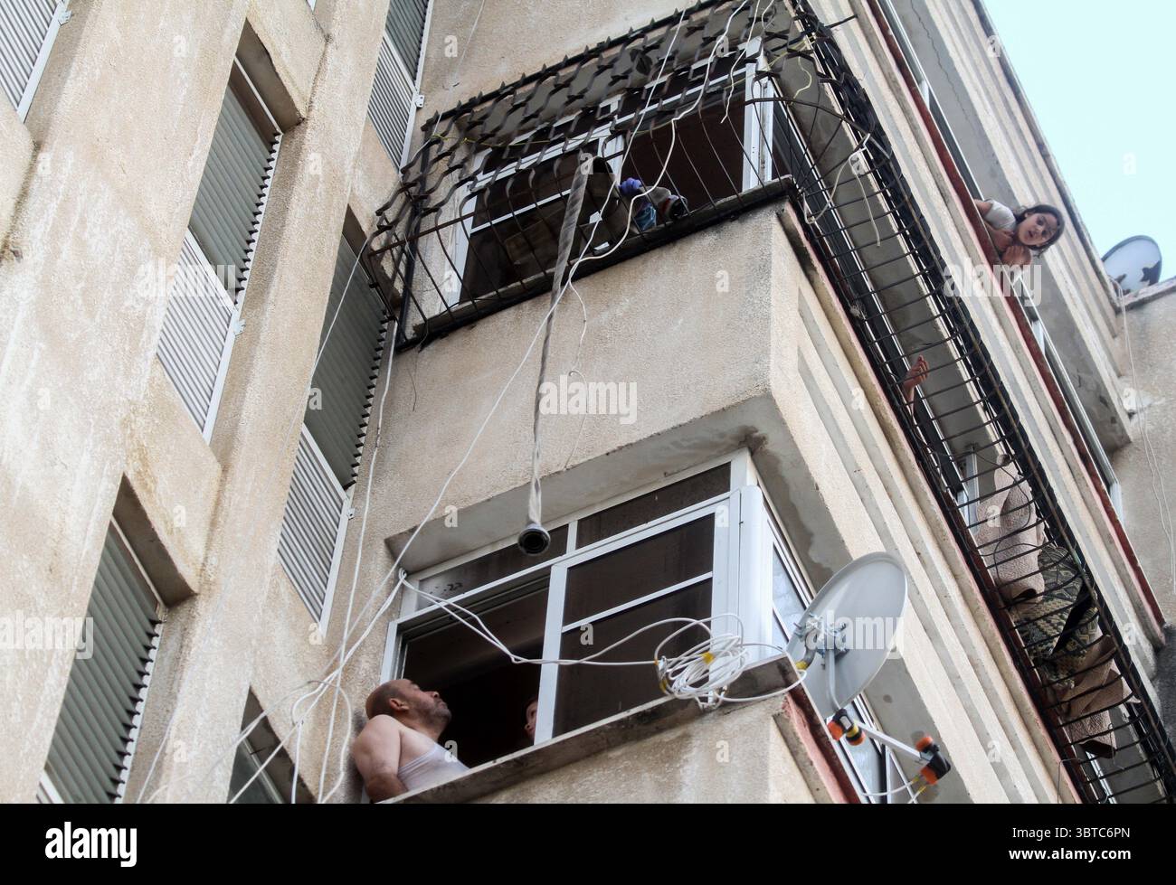 29 août 2020 : Gaza, Palestine. 30 août 2020. Les équipes de la protection civile palestinienne livrent de l’eau potable aux maisons des résidents de campâ€™, réfugiés de Jabalia, infectés par le coronavirus, car ils restent en quarantaine et incapables d’aller chercher de l’eau potable. Depuis que les premiers cas de coronavirus ont été détectés dans la communauté de Gaza au début de la semaine dernière, le nombre de personnes infectées a régulièrement augmenté pour atteindre plus de 180 dans l’enclave palestinienne assiégée et densément peuplée. La crise aiguë de l'eau dans la bande de Gaza, où plus de 95 pour cent de l'eau douce est impropre à la consommation humaine, met en évidence une situation déjà désastreuse Banque D'Images